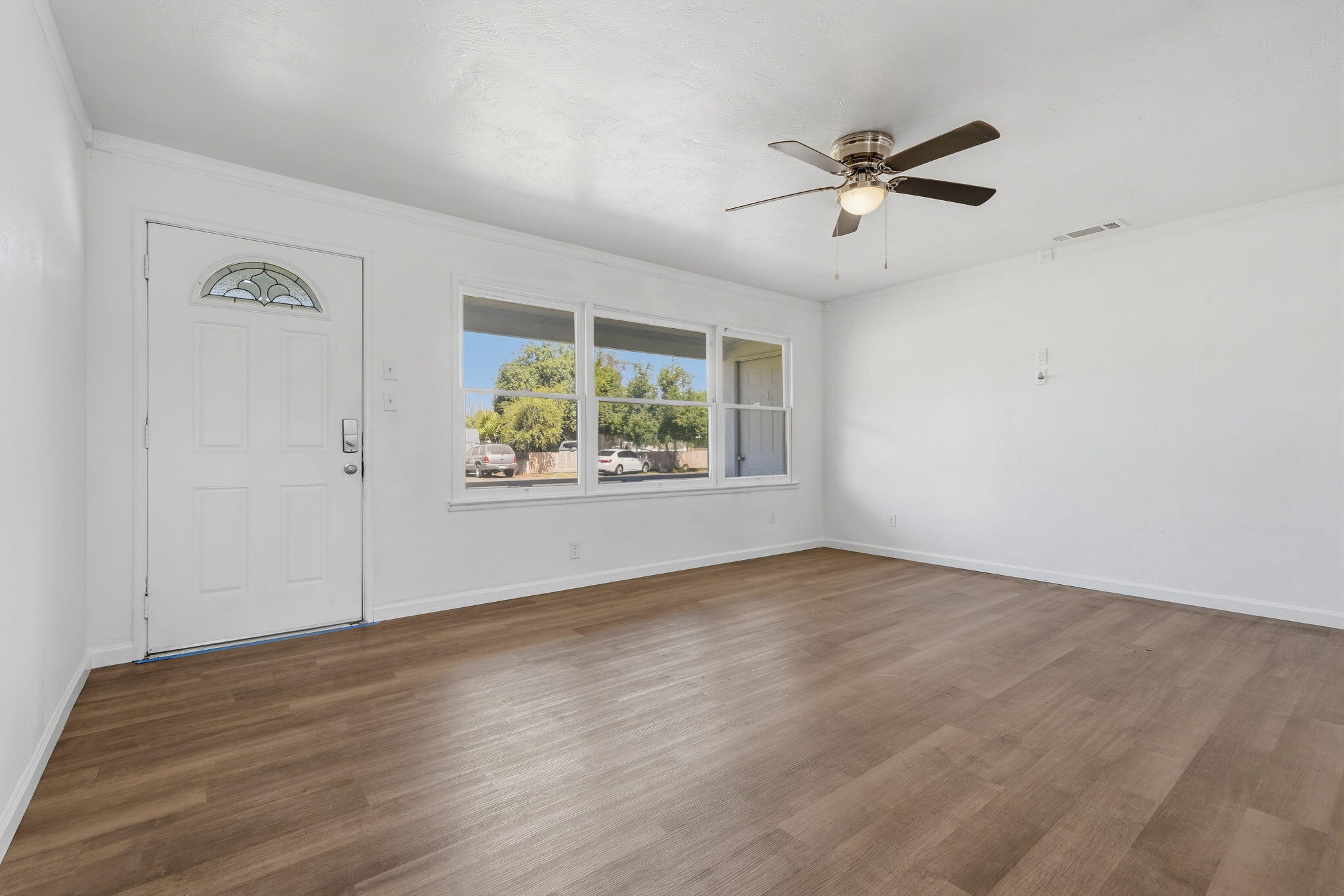 153 W Lois Ave, Tulare, CA 93274