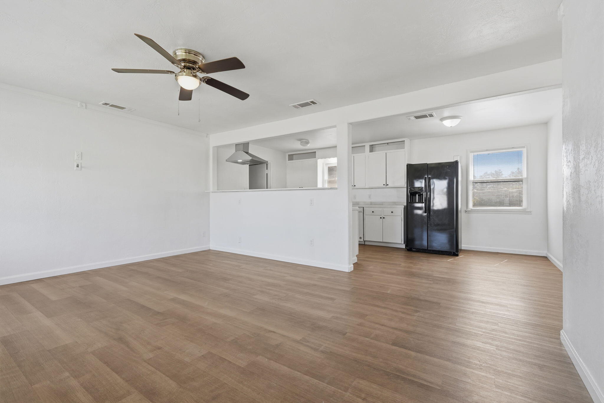153 W Lois Ave, Tulare, CA 93274