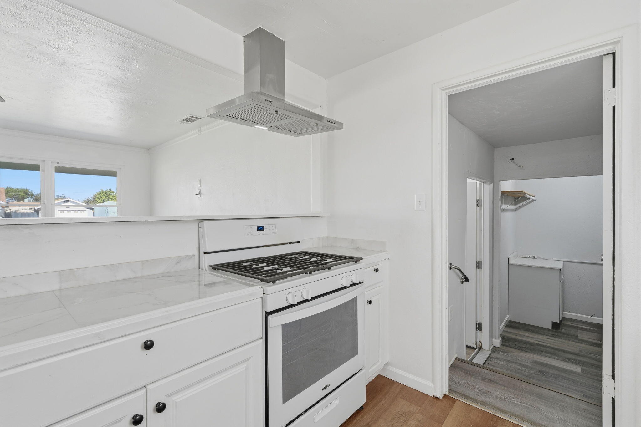 153 W Lois Ave, Tulare, CA 93274