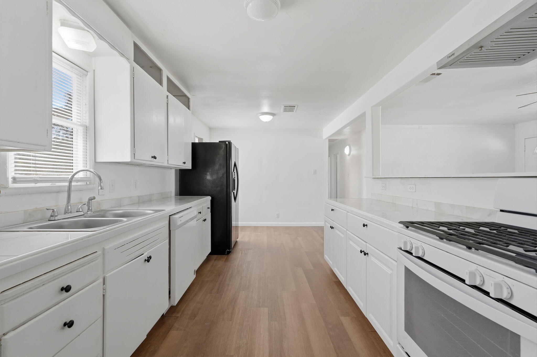 153 W Lois Ave, Tulare, CA 93274