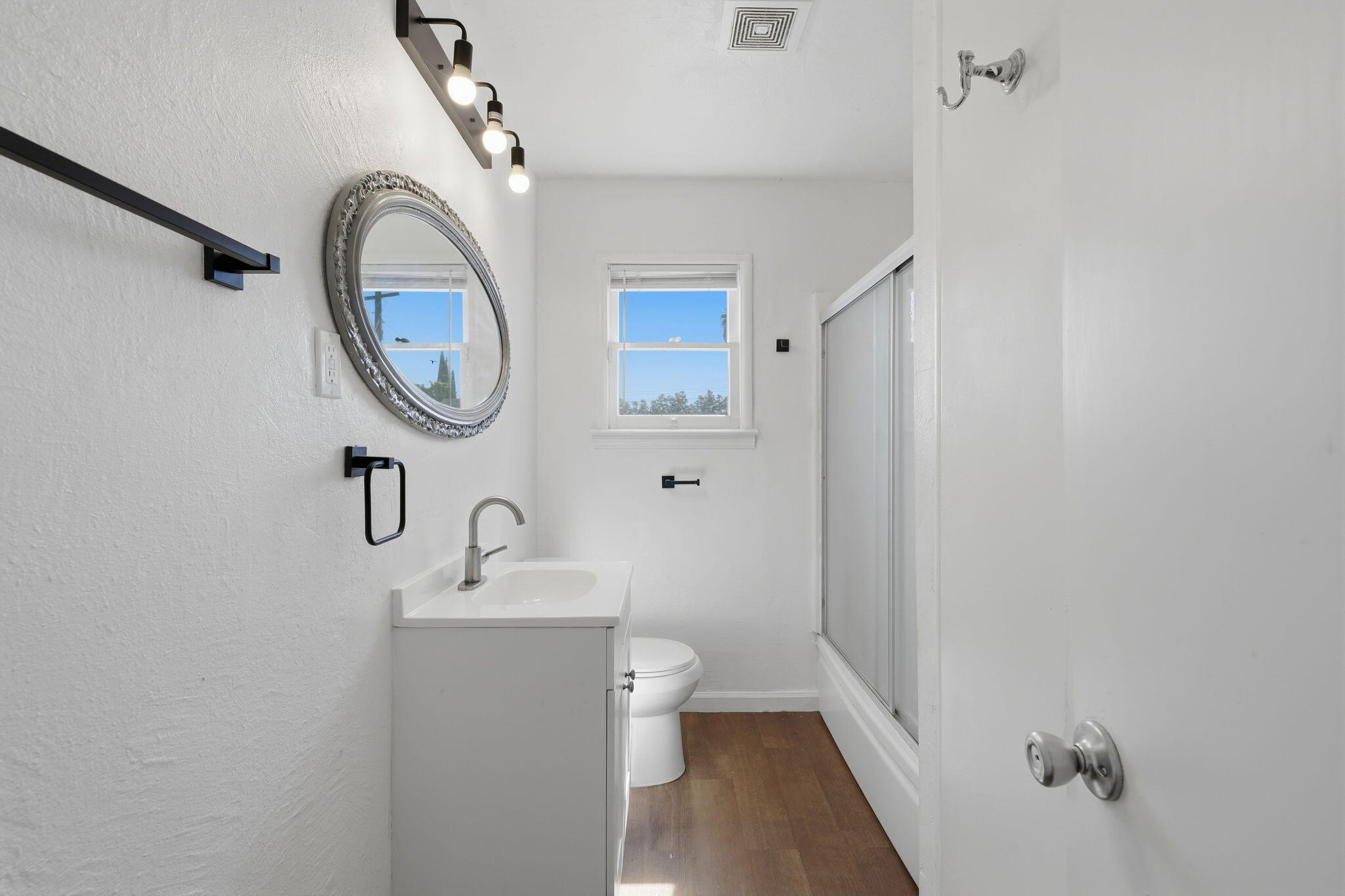 153 W Lois Ave, Tulare, CA 93274