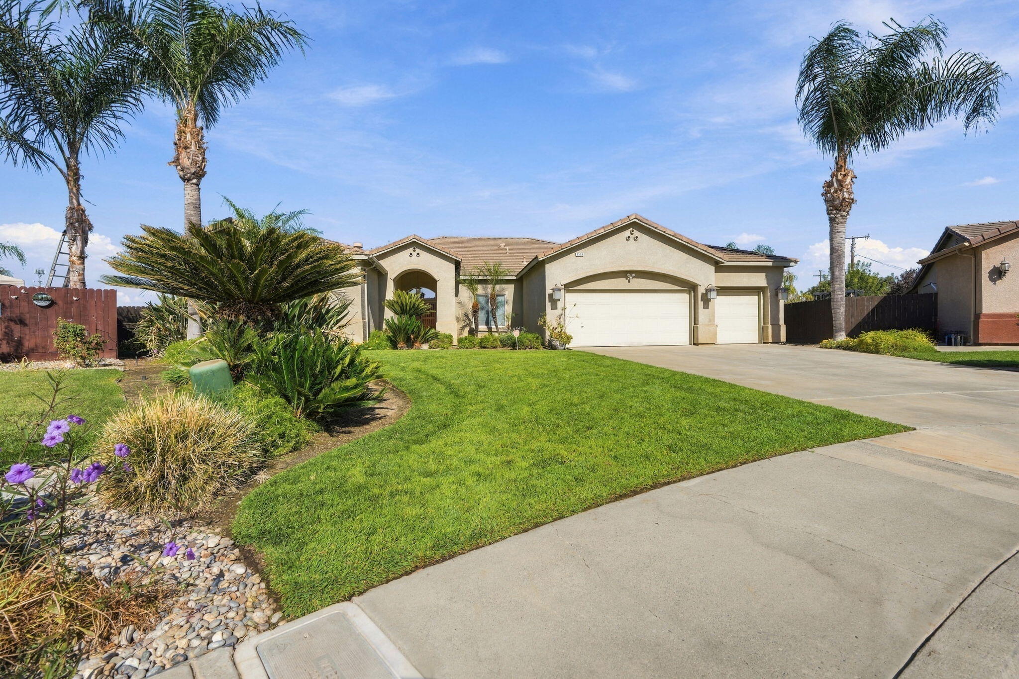 1514 W Claridge Ct, Hanford, CA 93230