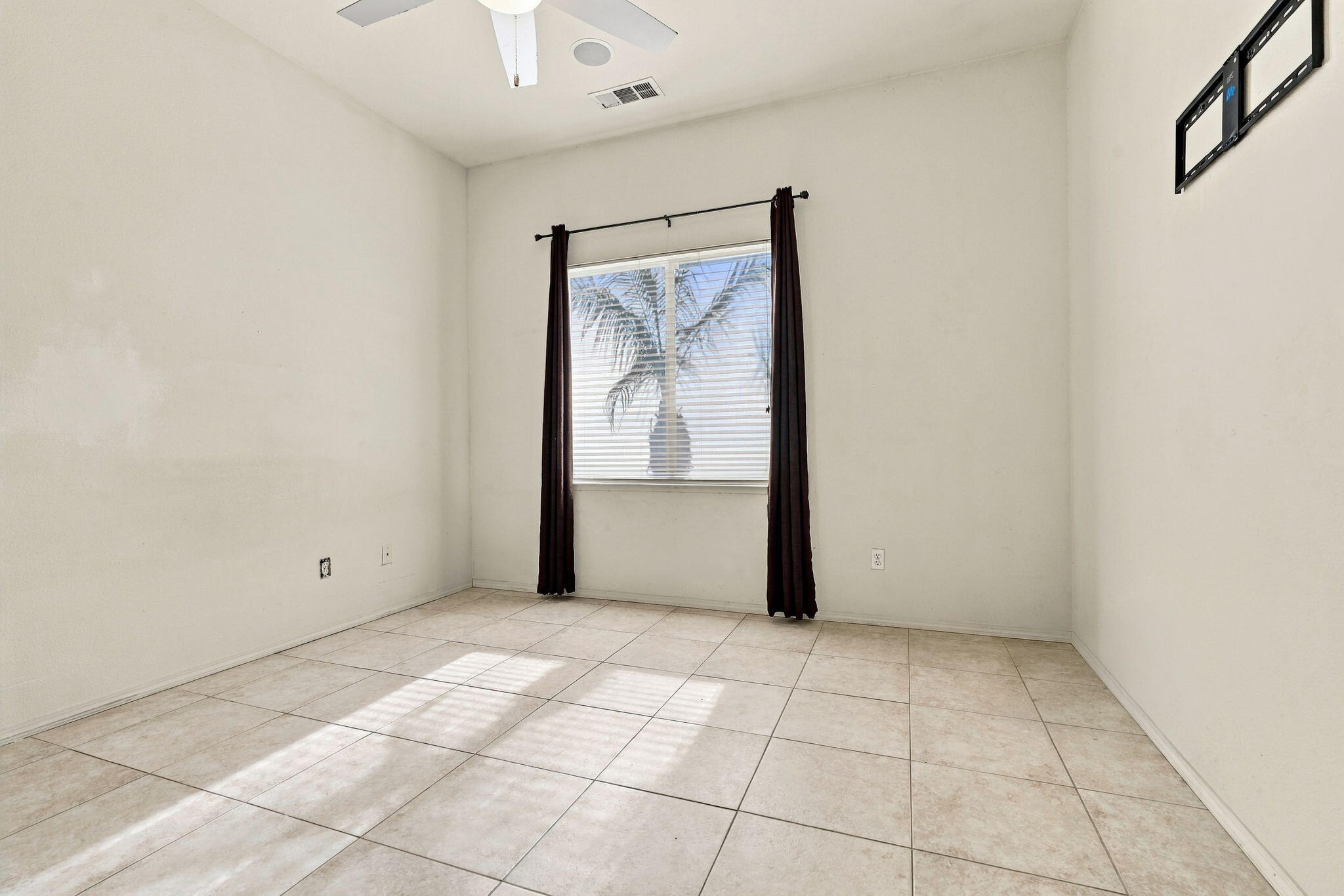 1514 W Claridge Ct, Hanford, CA 93230