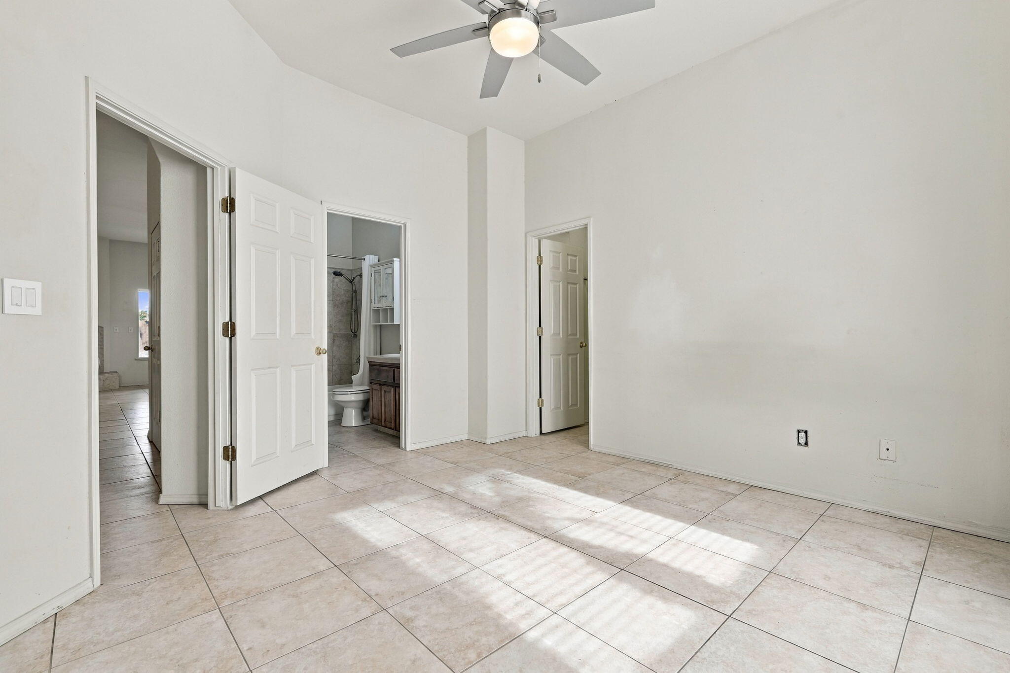 1514 W Claridge Ct, Hanford, CA 93230