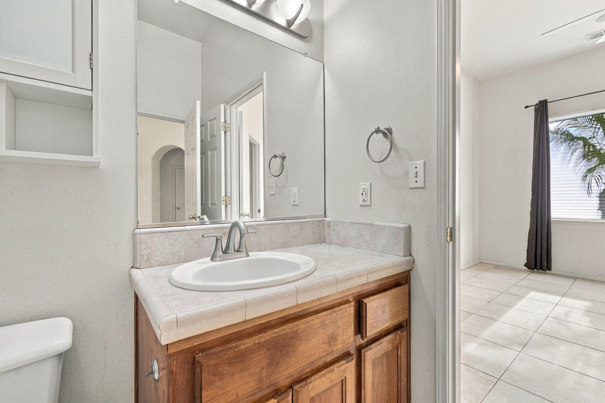 1514 W Claridge Ct, Hanford, CA 93230