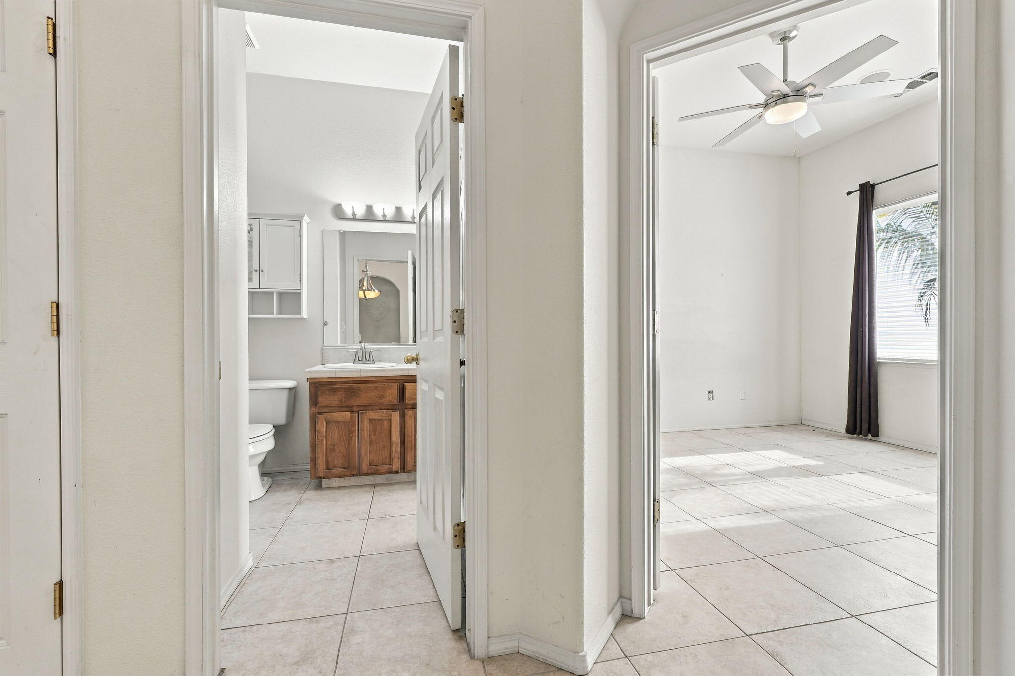 1514 W Claridge Ct, Hanford, CA 93230