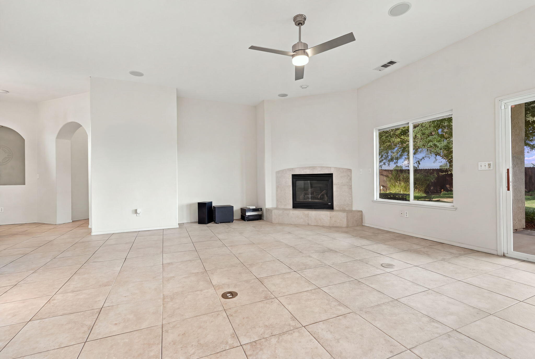 1514 W Claridge Ct, Hanford, CA 93230