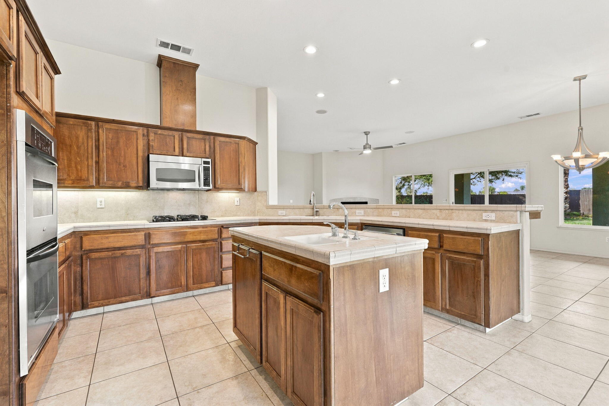 1514 W Claridge Ct, Hanford, CA 93230