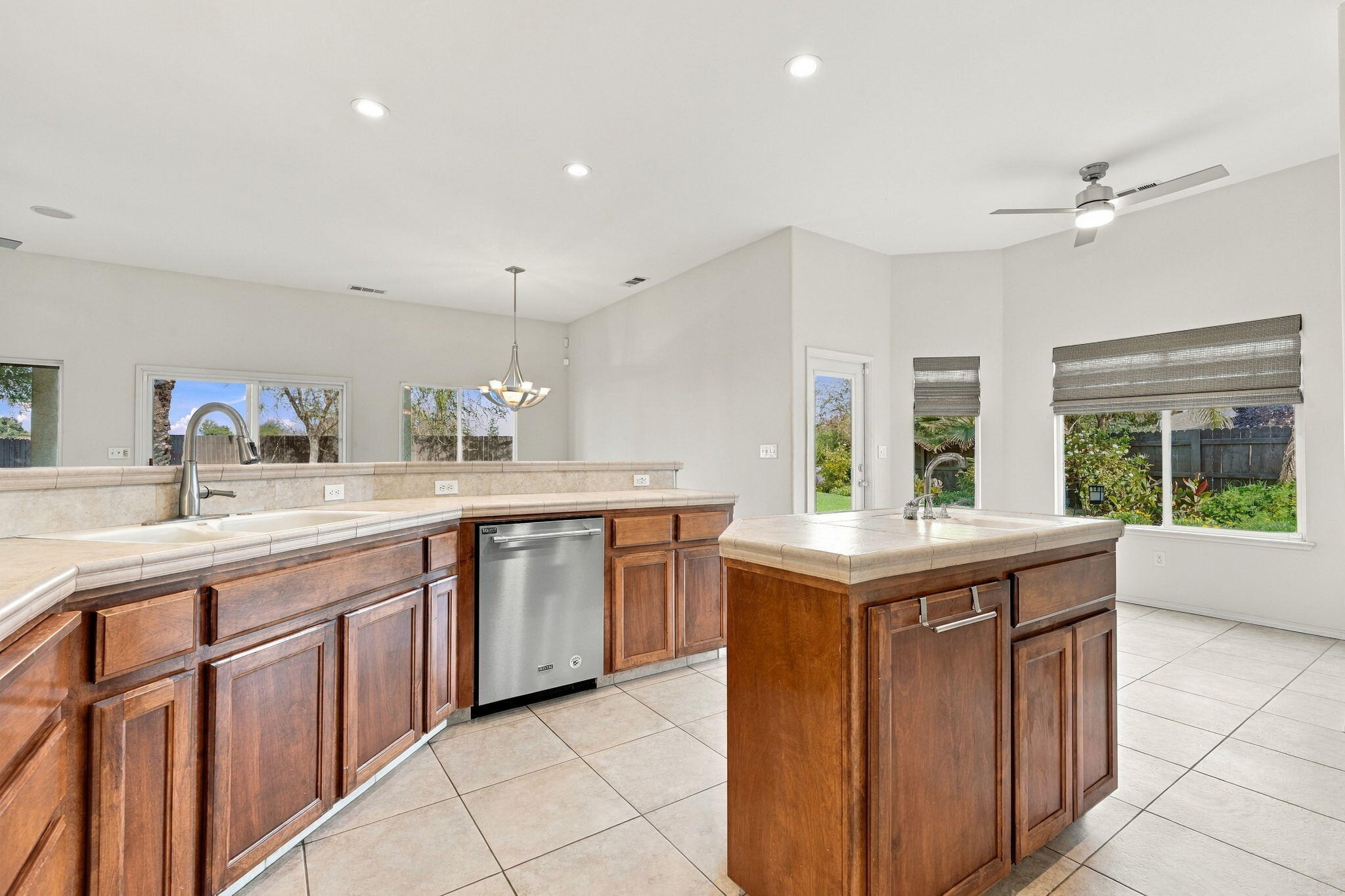1514 W Claridge Ct, Hanford, CA 93230