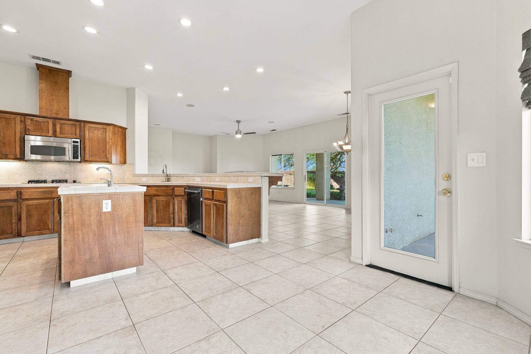 1514 W Claridge Ct, Hanford, CA 93230