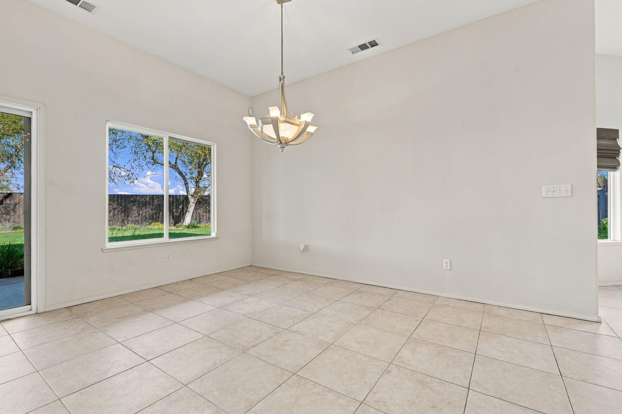 1514 W Claridge Ct, Hanford, CA 93230