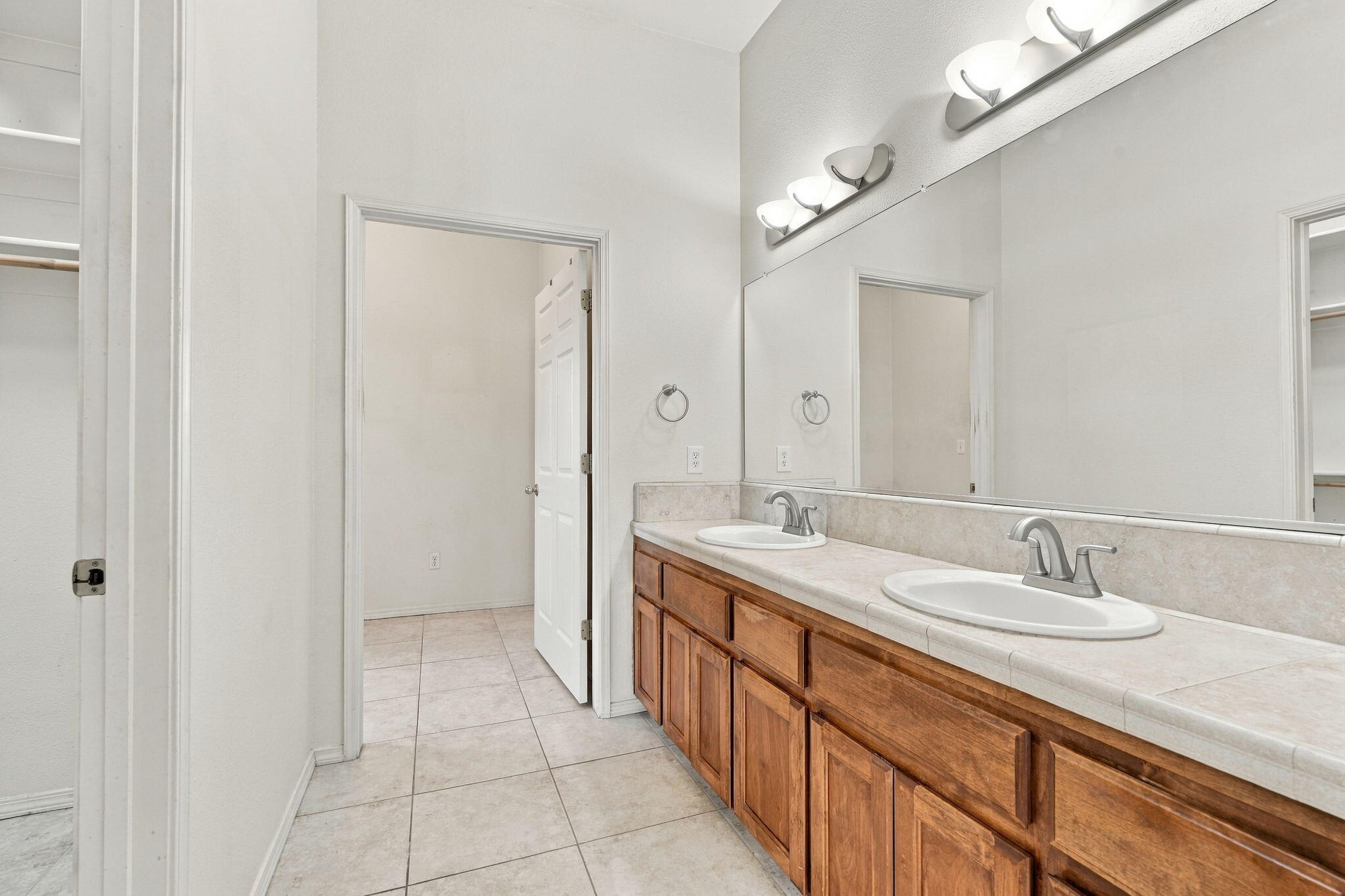 1514 W Claridge Ct, Hanford, CA 93230