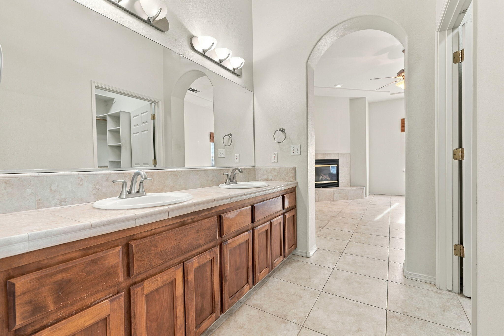 1514 W Claridge Ct, Hanford, CA 93230