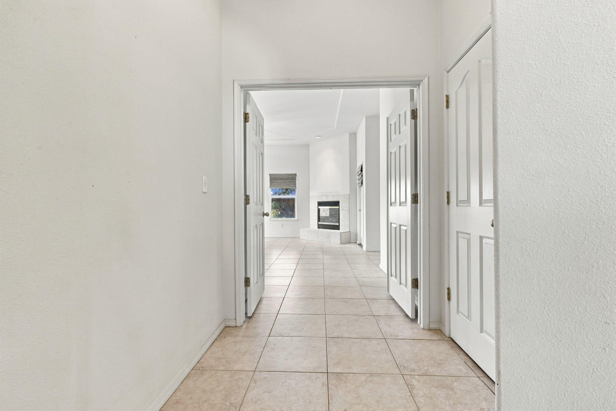 1514 W Claridge Ct, Hanford, CA 93230