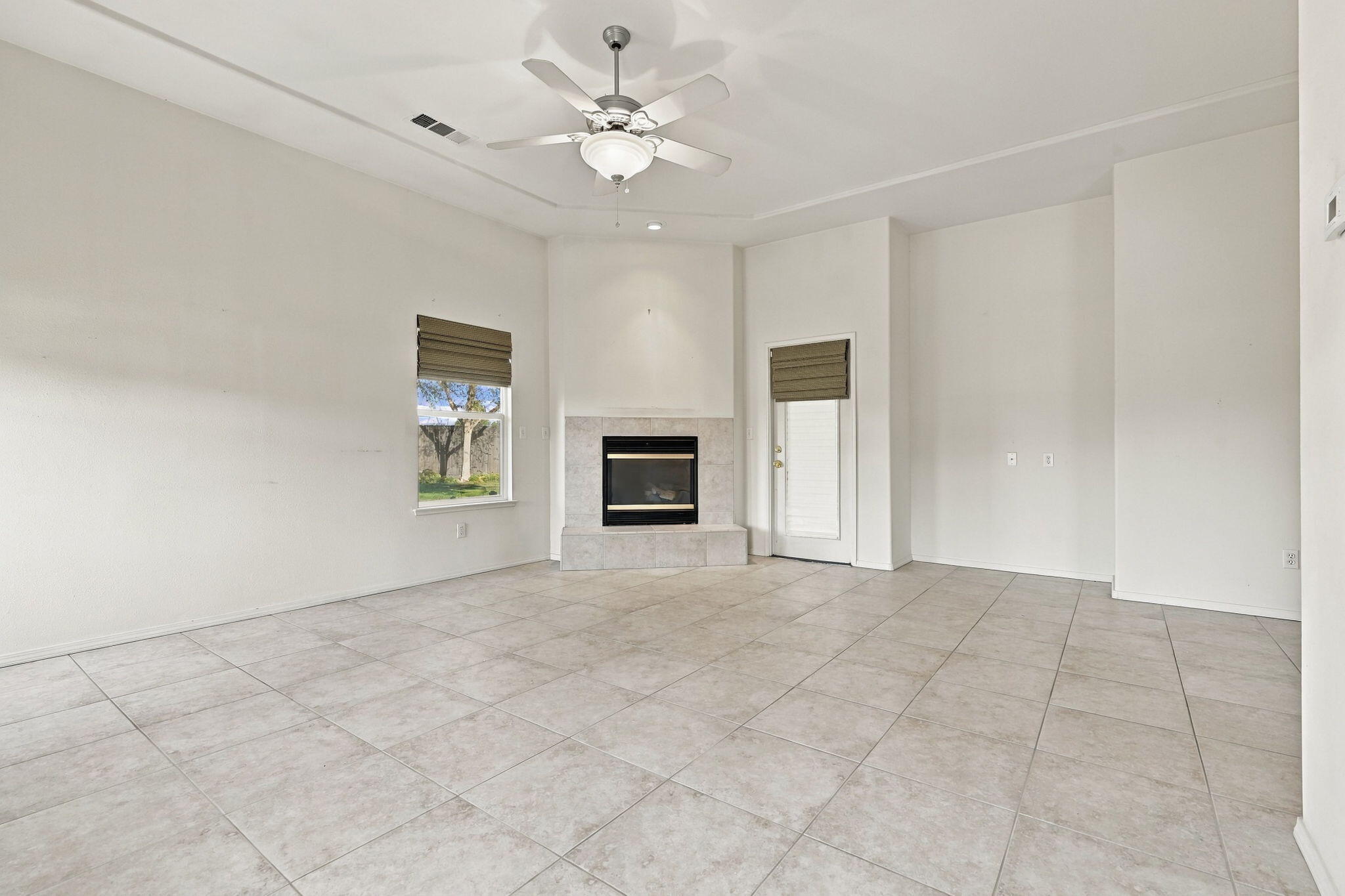 1514 W Claridge Ct, Hanford, CA 93230