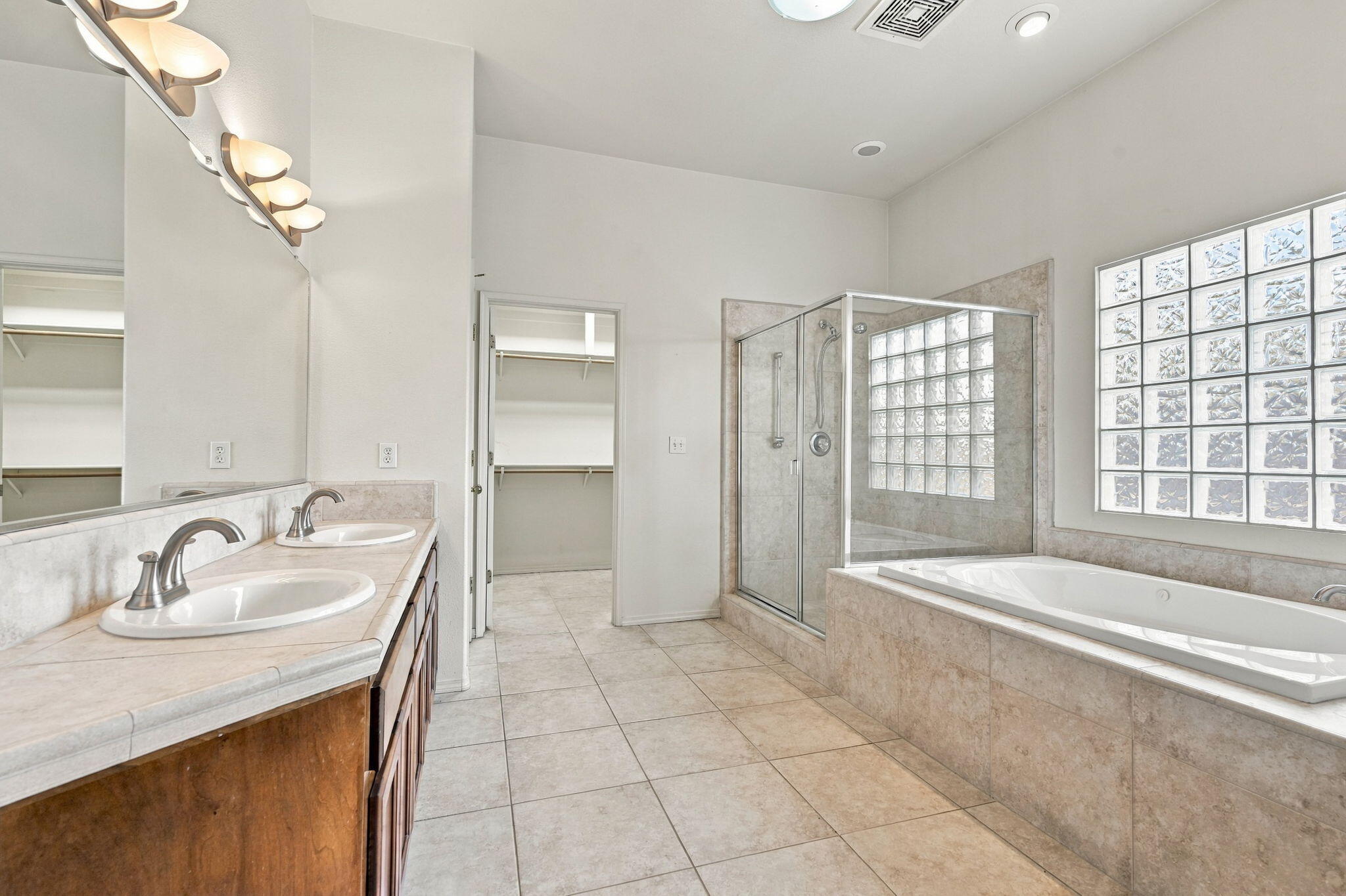 1514 W Claridge Ct, Hanford, CA 93230