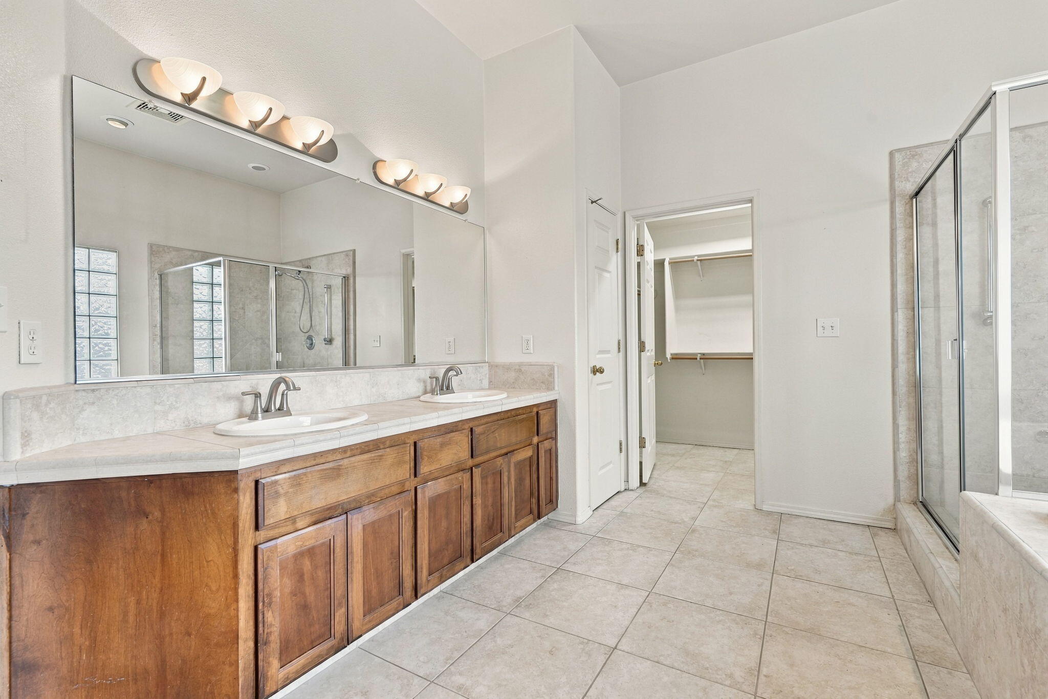 1514 W Claridge Ct, Hanford, CA 93230