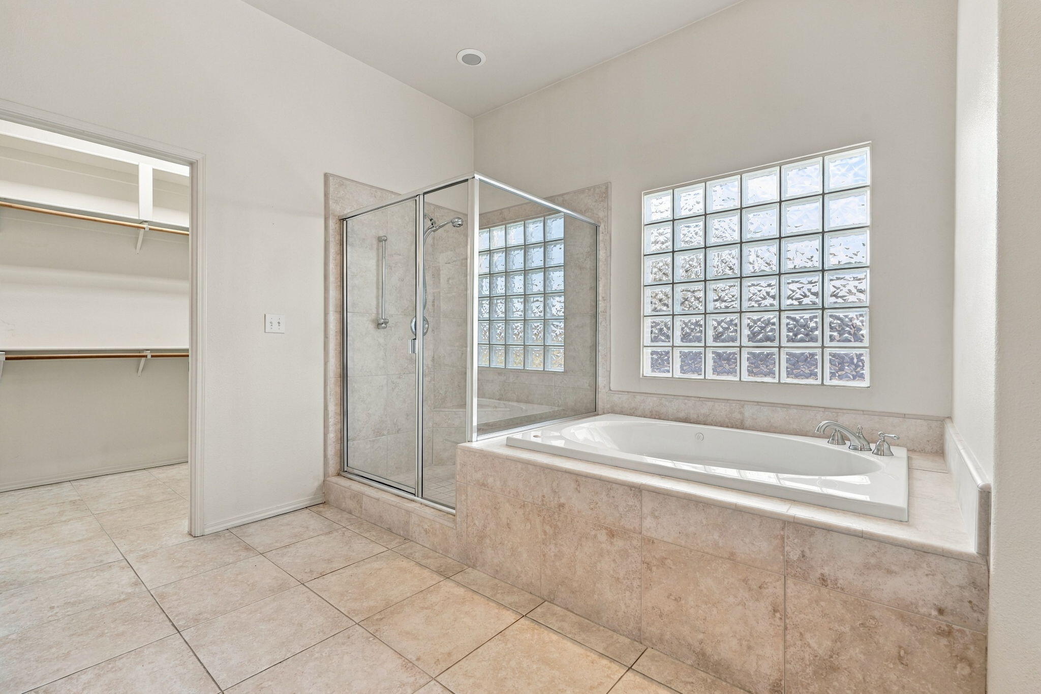 1514 W Claridge Ct, Hanford, CA 93230