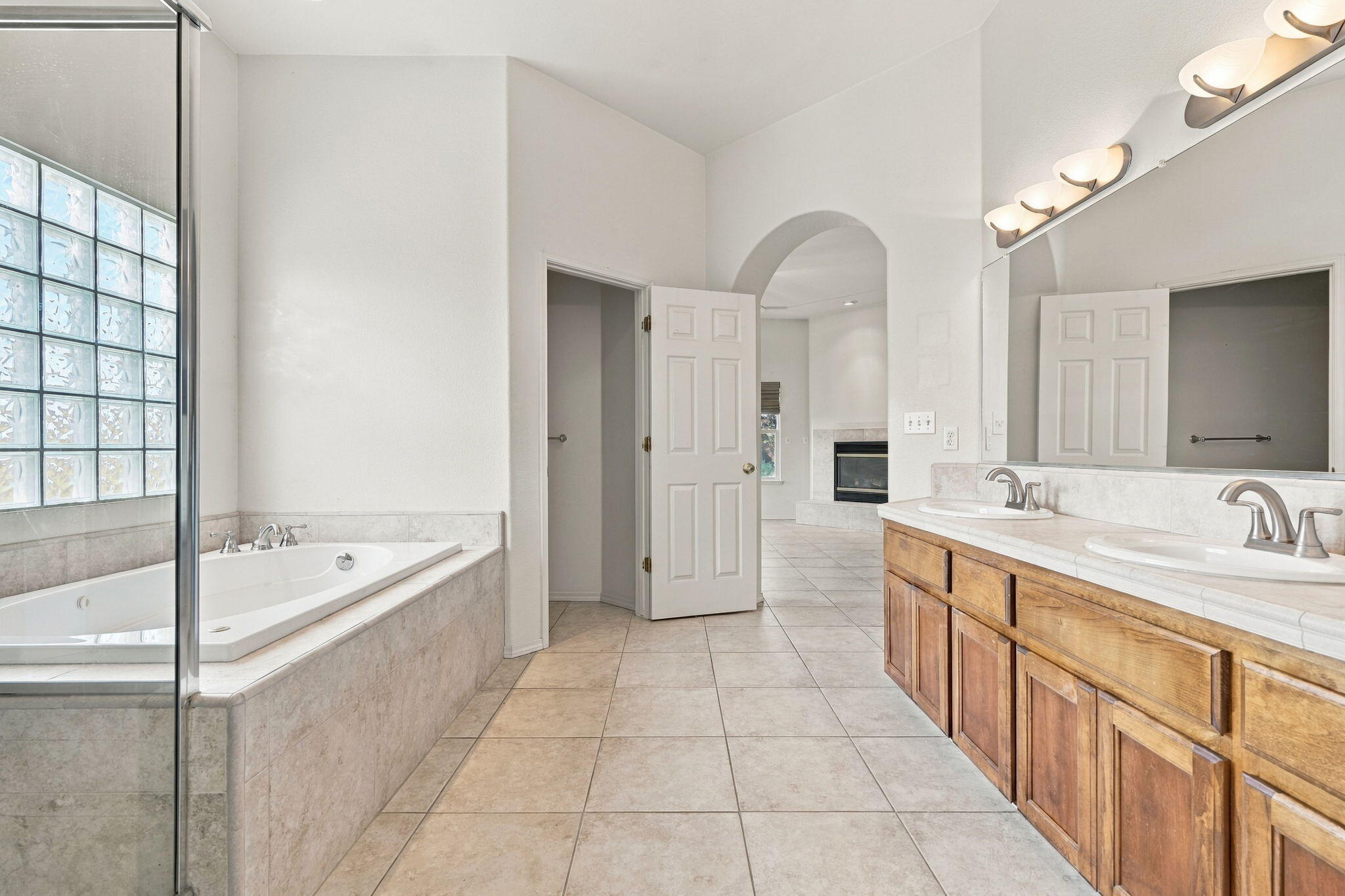 1514 W Claridge Ct, Hanford, CA 93230