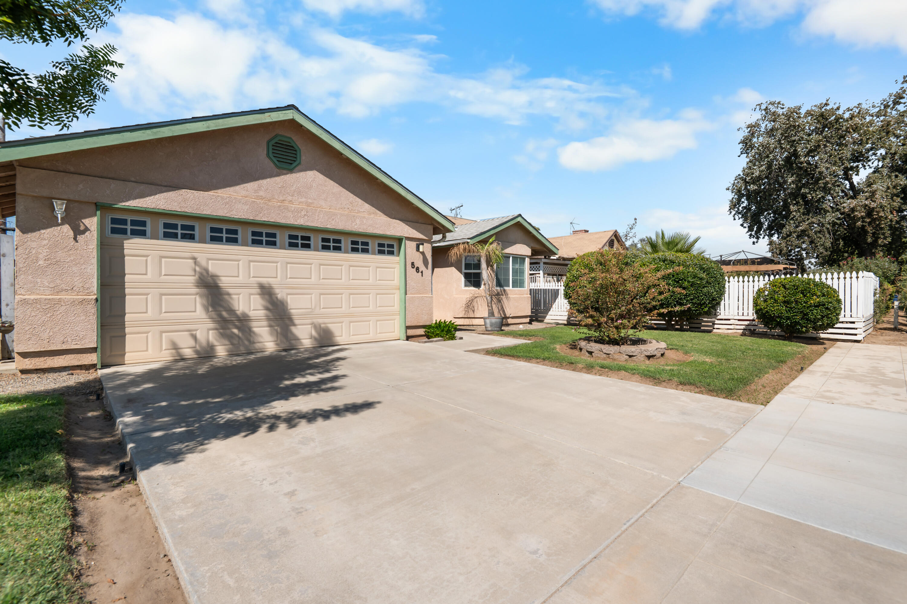 561 S Santa Clara St, Tulare, CA 93274