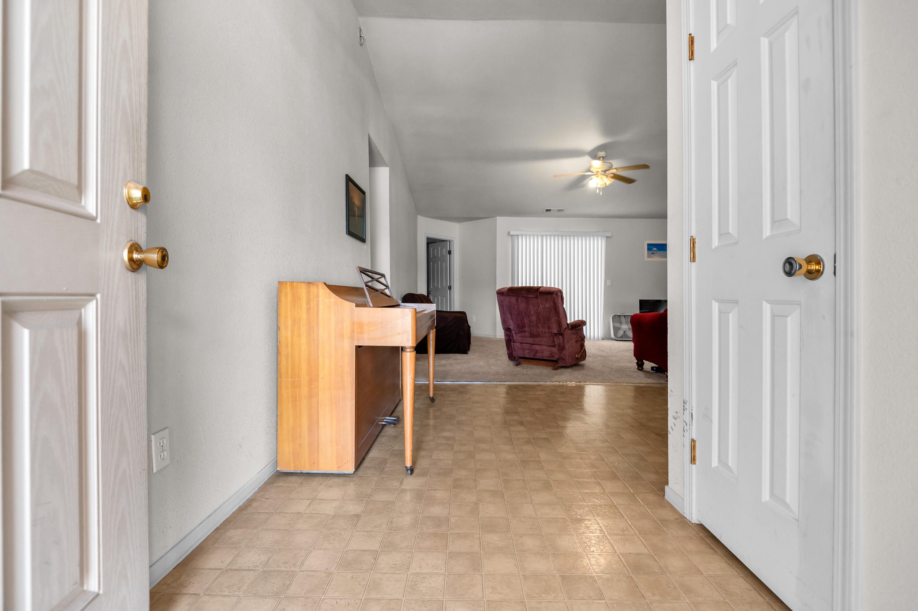 561 S Santa Clara St, Tulare, CA 93274