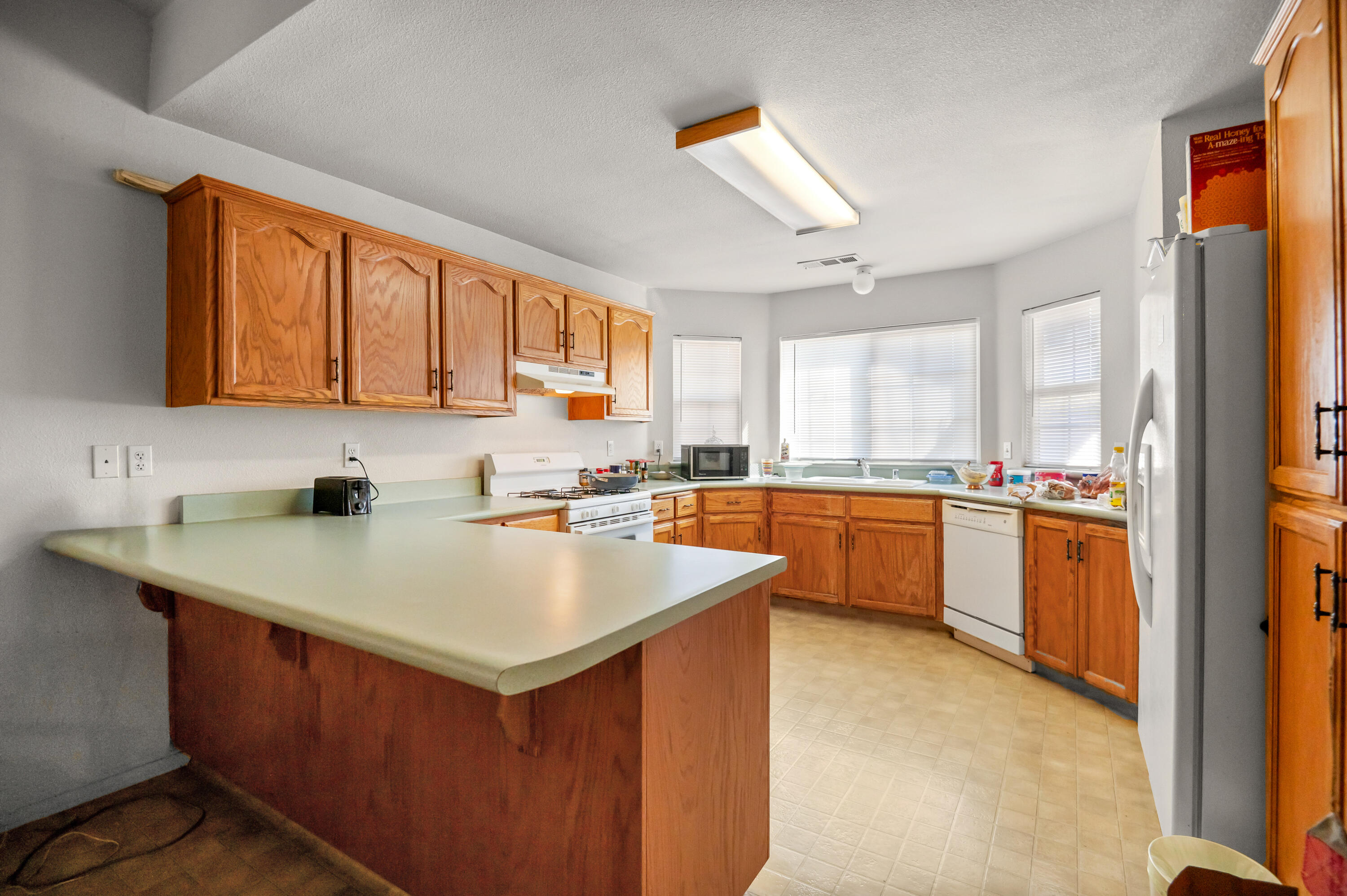 561 S Santa Clara St, Tulare, CA 93274