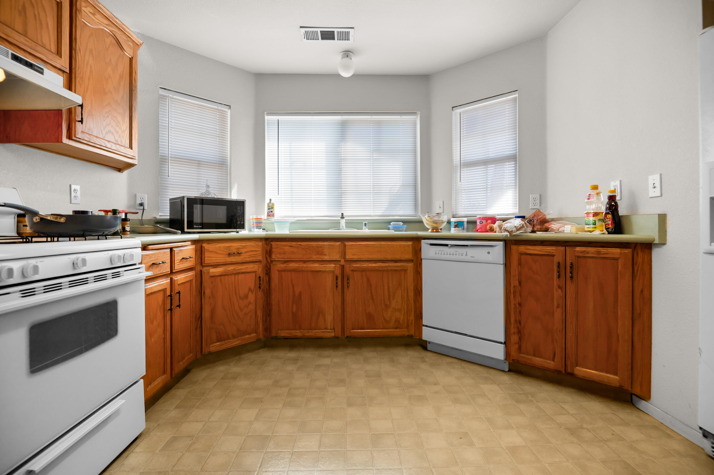 561 S Santa Clara St, Tulare, CA 93274