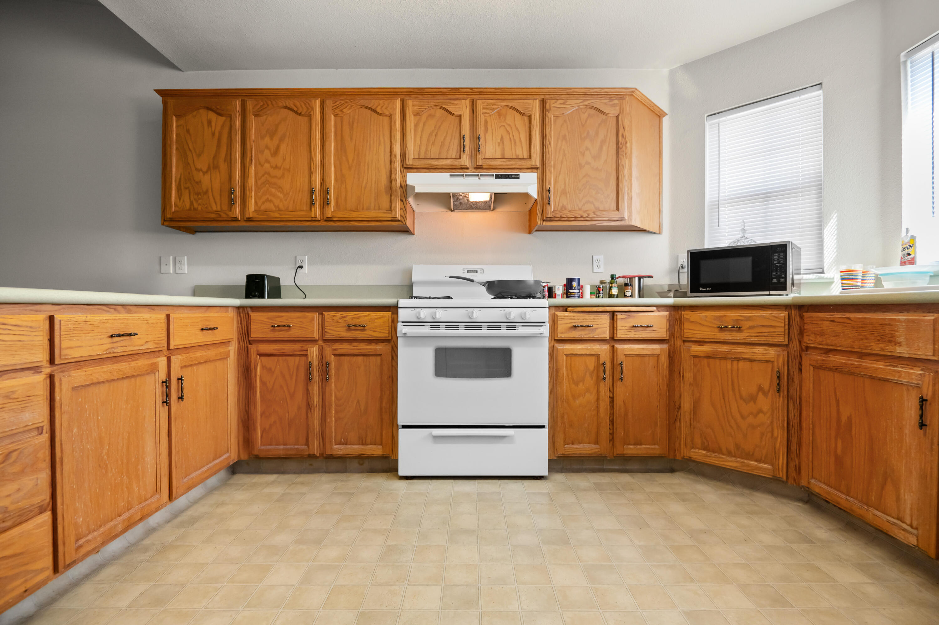 561 S Santa Clara St, Tulare, CA 93274