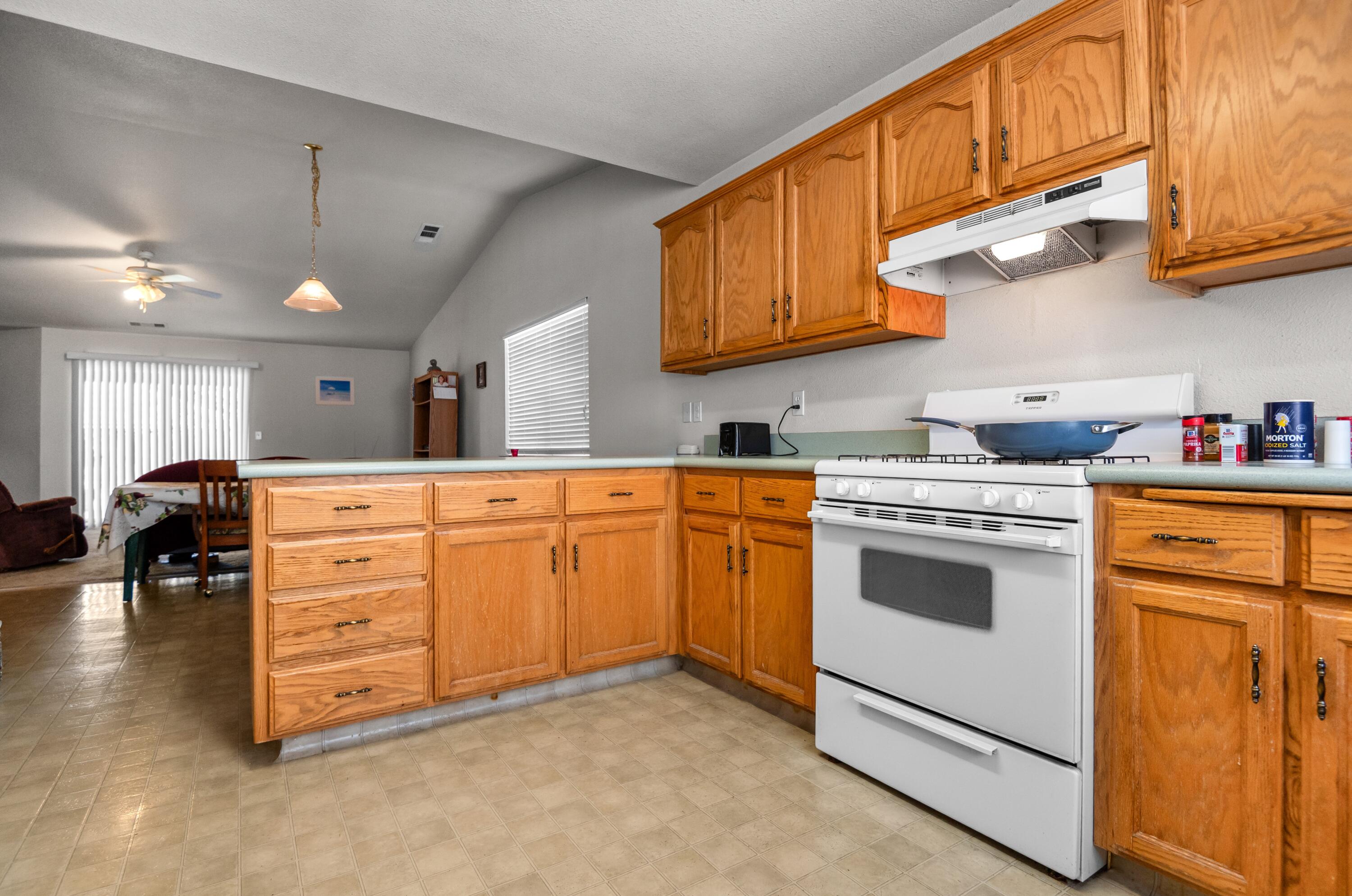 561 S Santa Clara St, Tulare, CA 93274