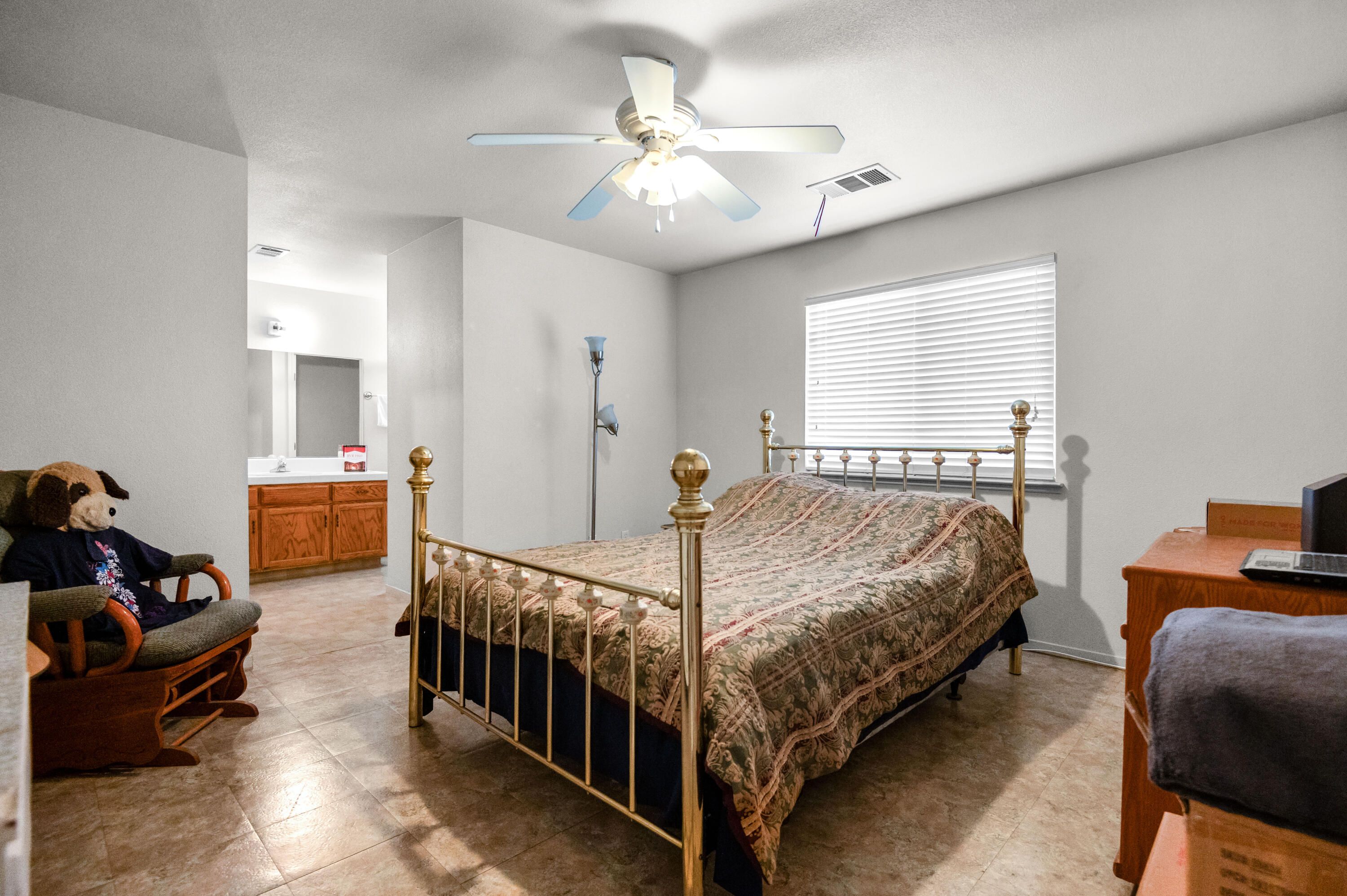 561 S Santa Clara St, Tulare, CA 93274