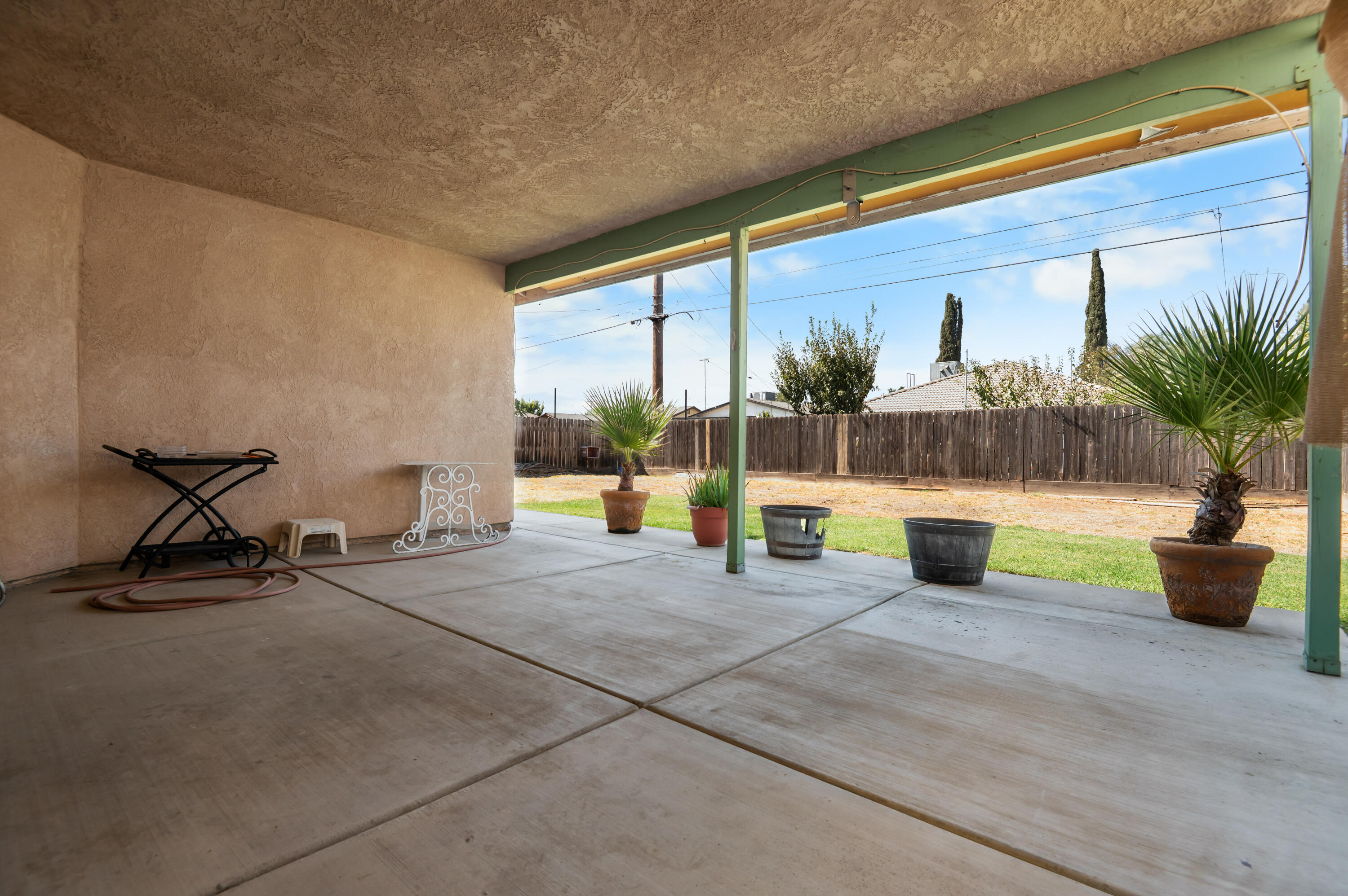 561 S Santa Clara St, Tulare, CA 93274