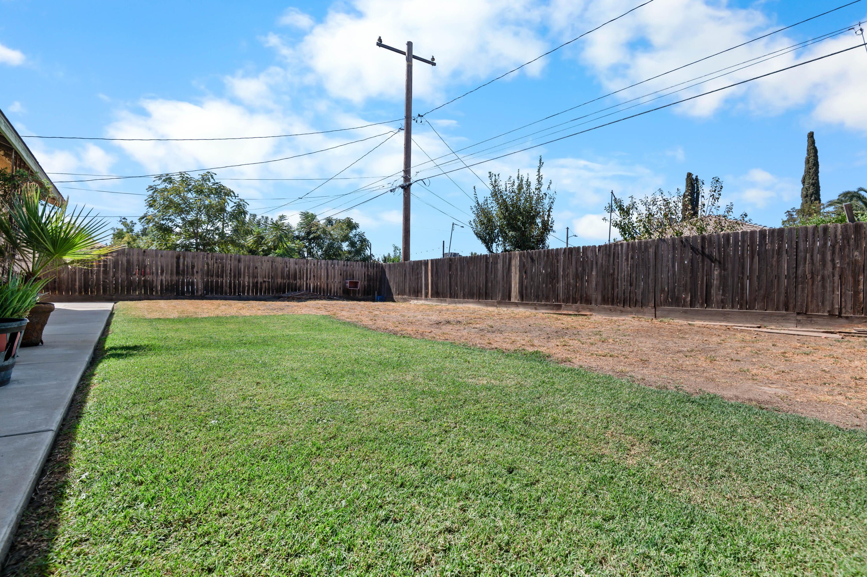 561 S Santa Clara St, Tulare, CA 93274
