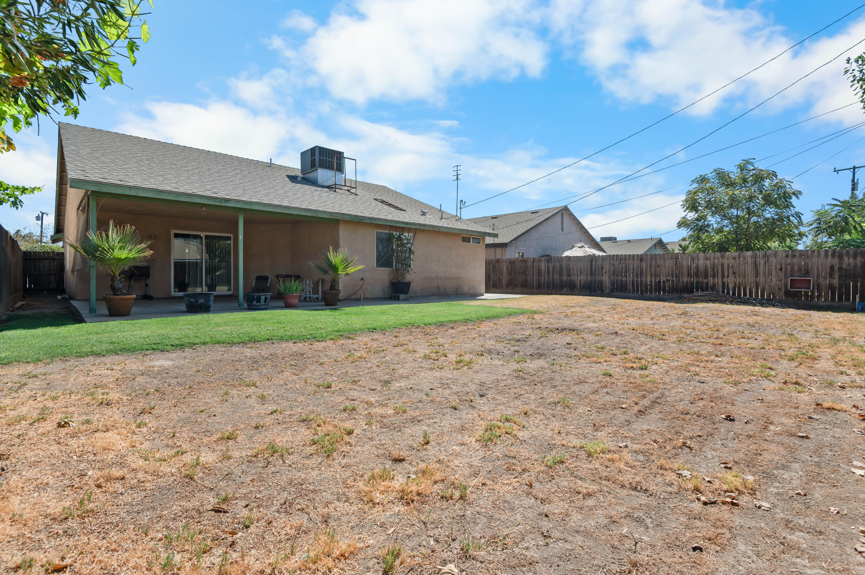 561 S Santa Clara St, Tulare, CA 93274