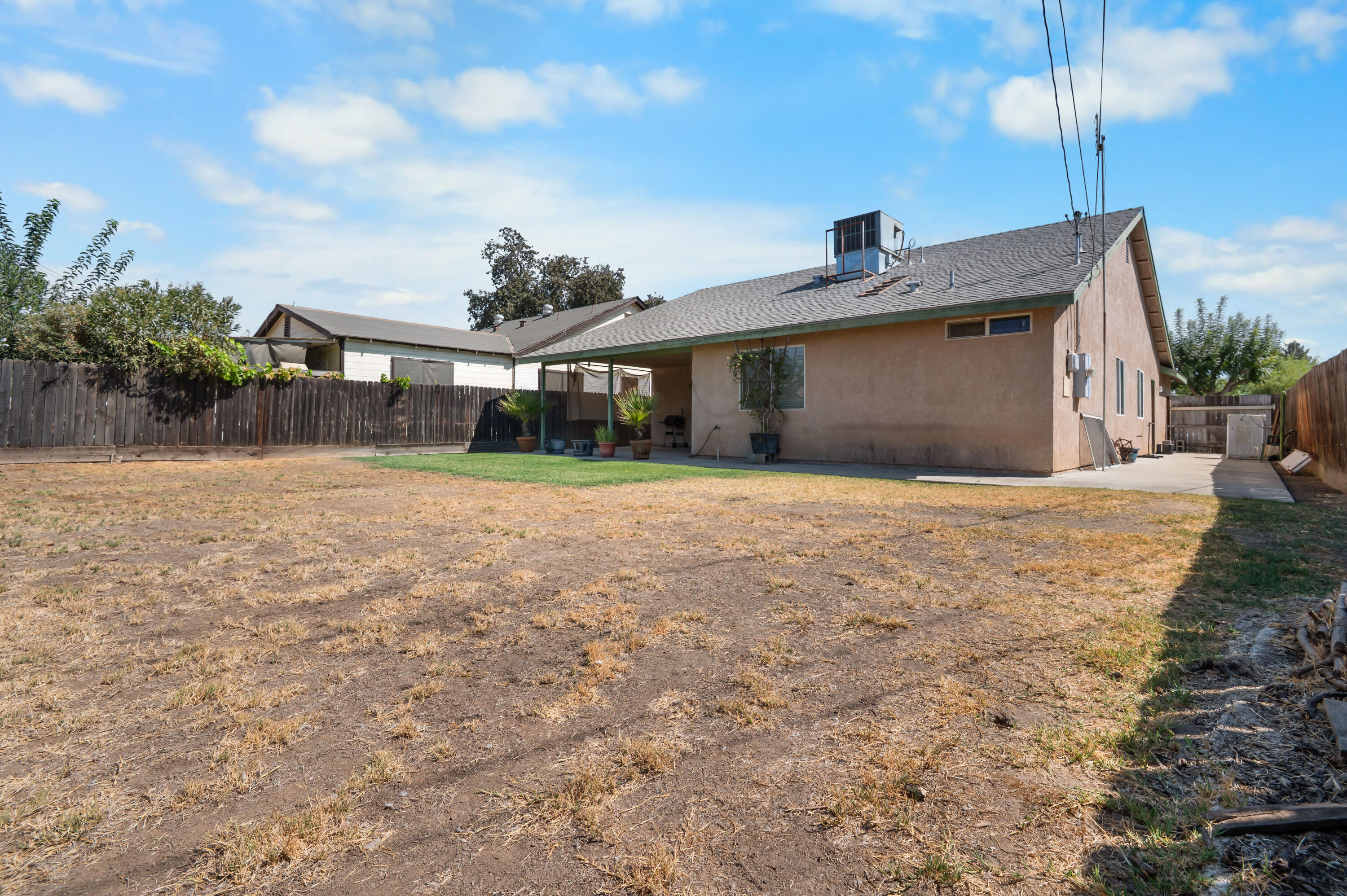 561 S Santa Clara St, Tulare, CA 93274