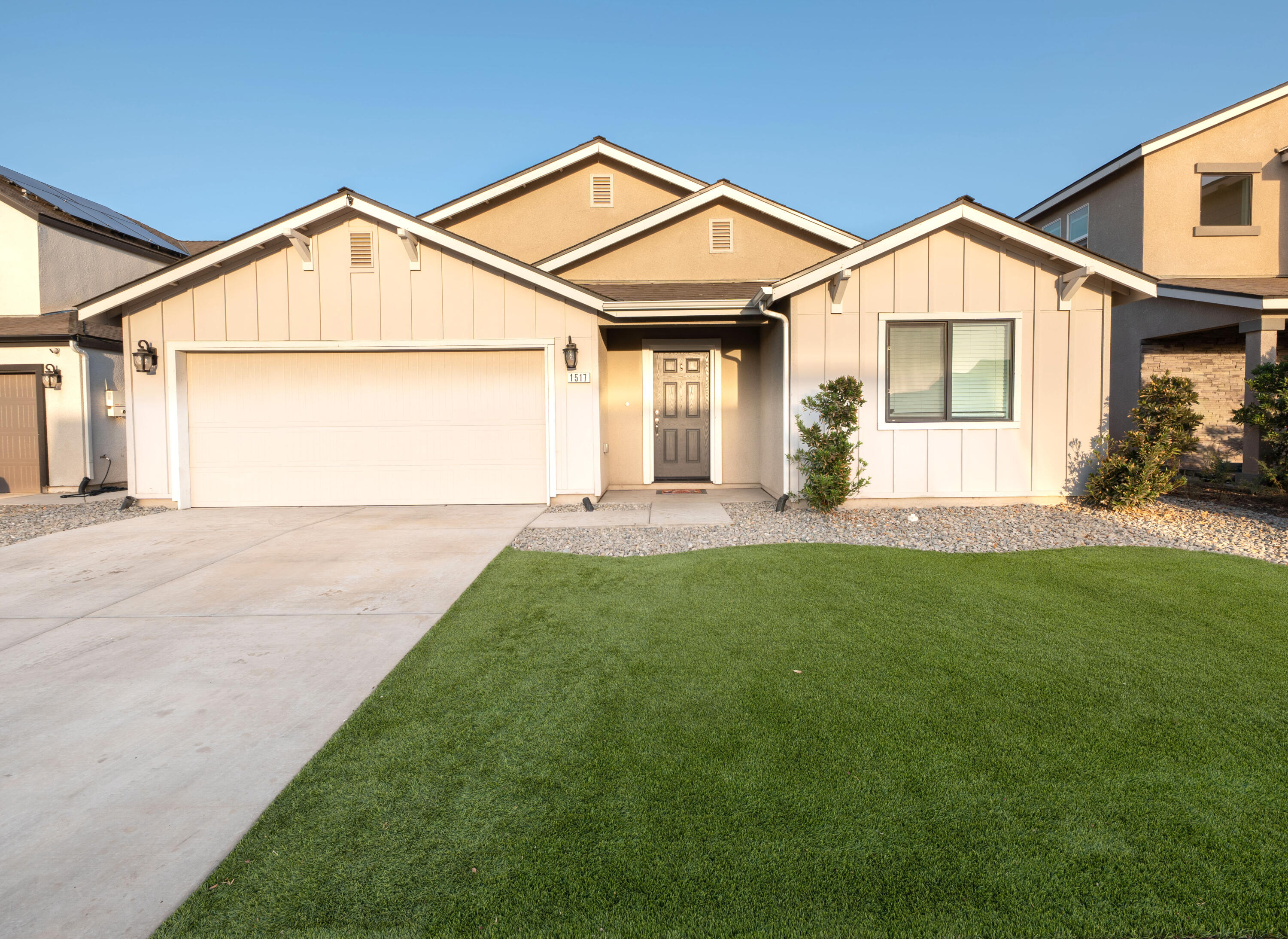 1517 S Barberry Pl, Hanford, CA 93230