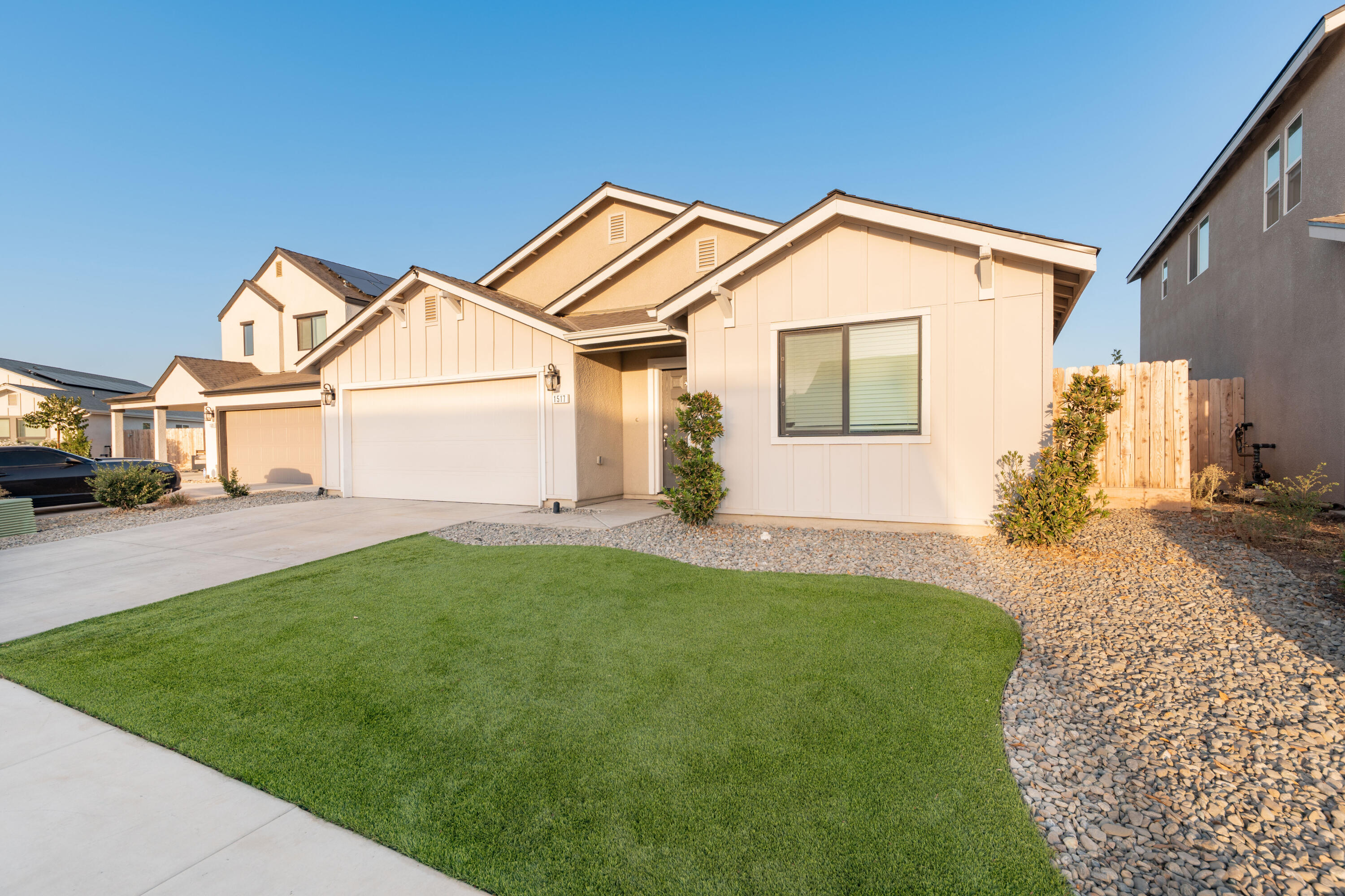 1517 S Barberry Pl, Hanford, CA 93230