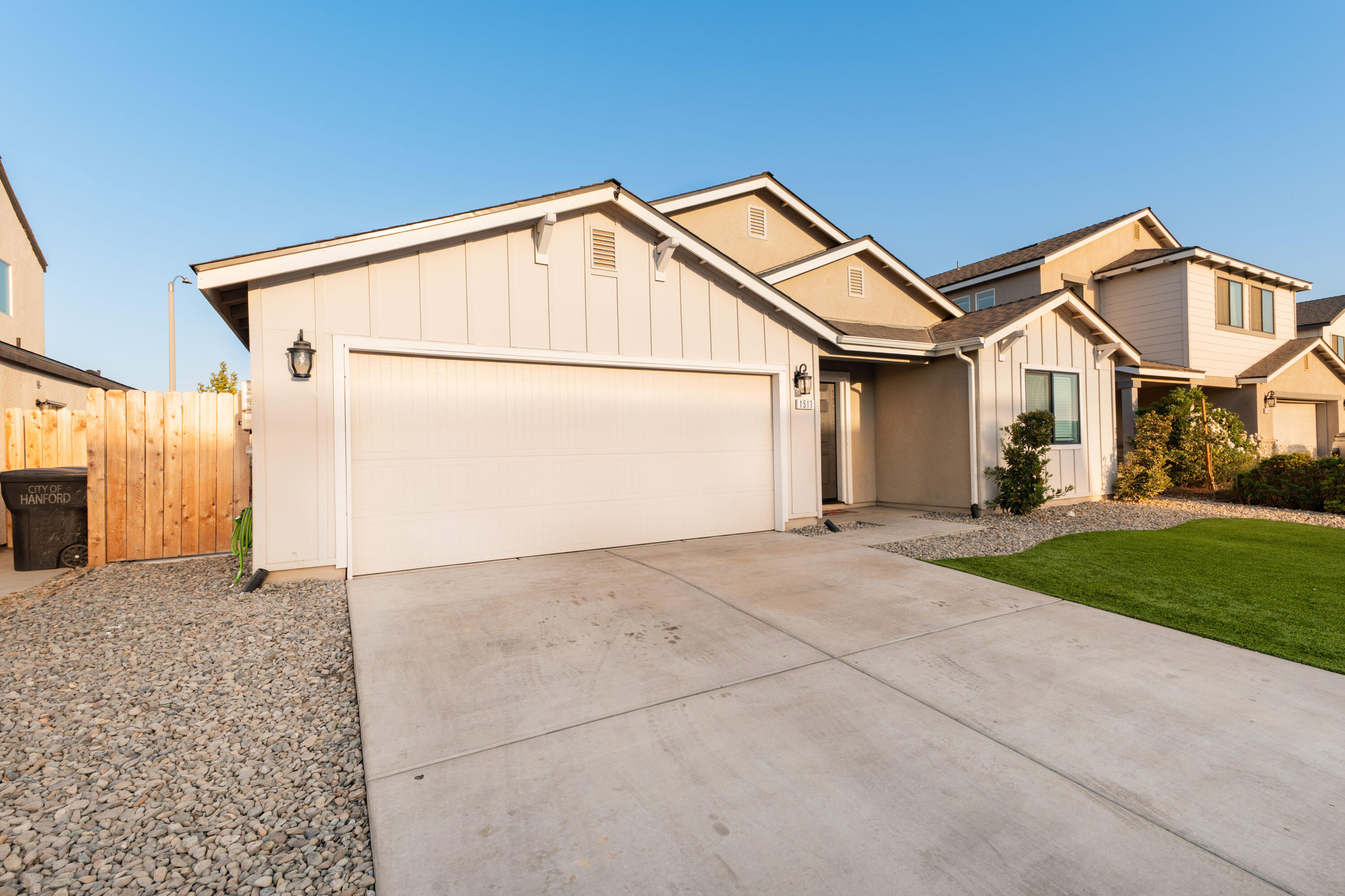 1517 S Barberry Pl, Hanford, CA 93230