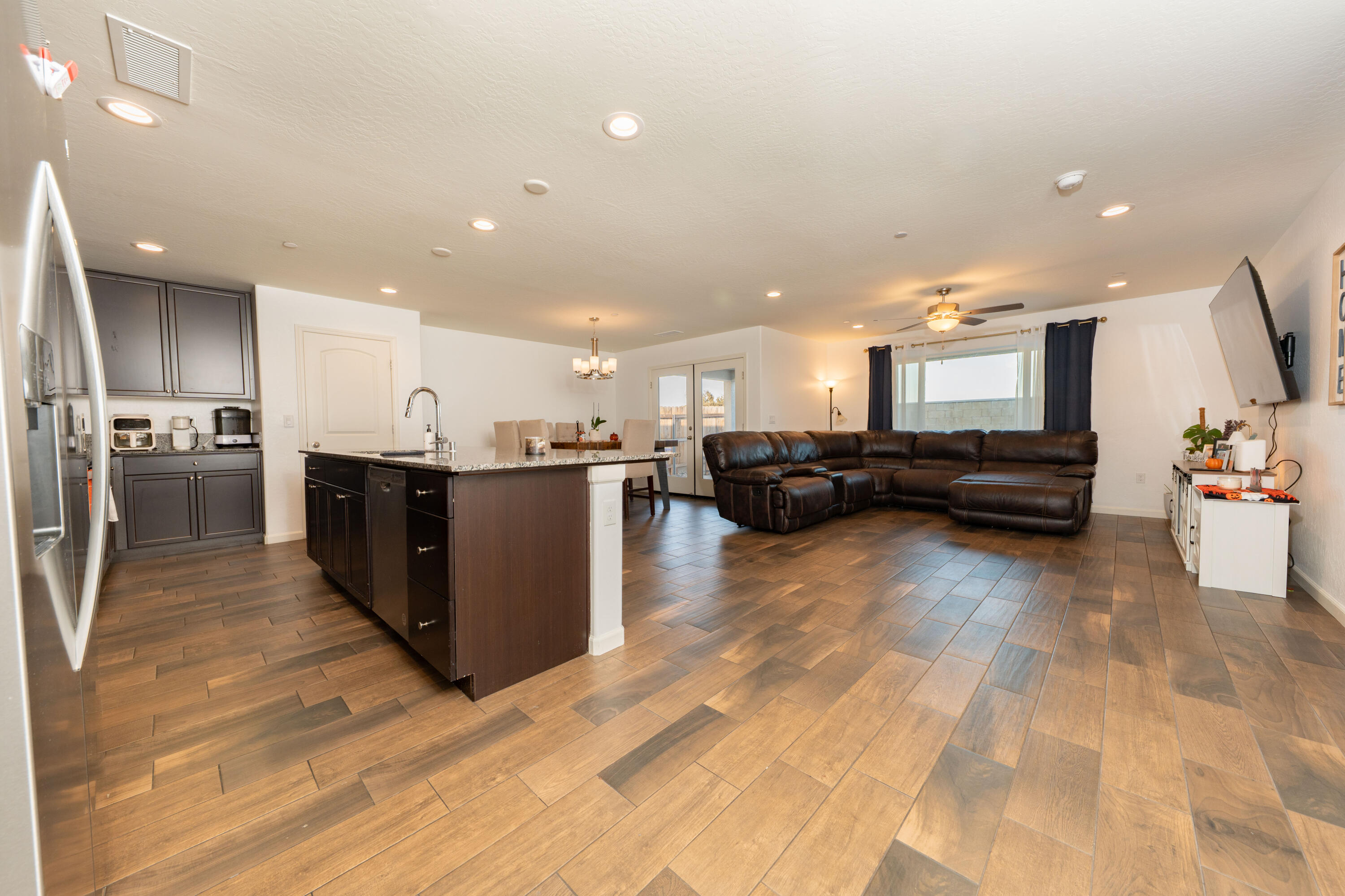 1517 S Barberry Pl, Hanford, CA 93230
