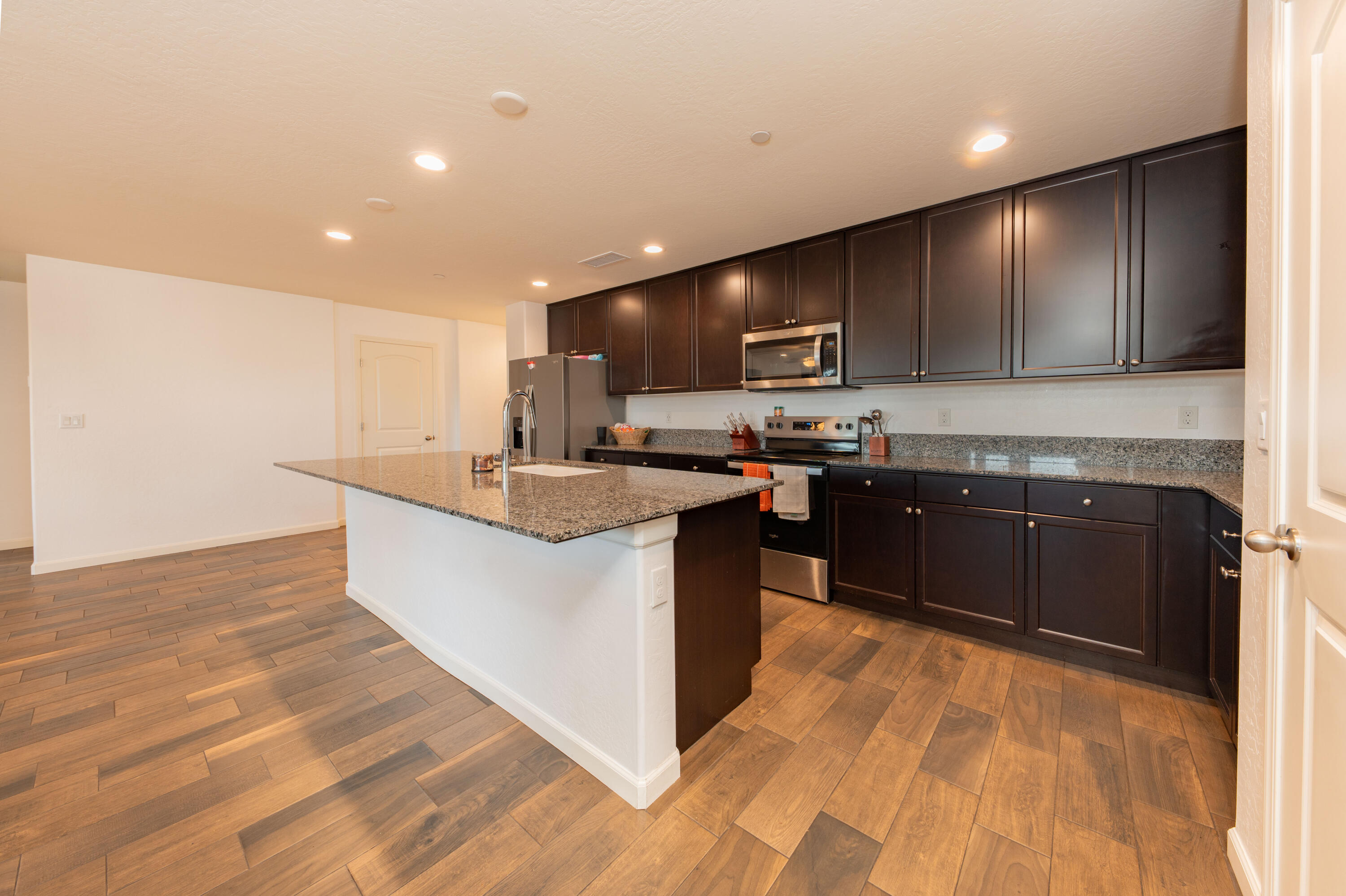 1517 S Barberry Pl, Hanford, CA 93230