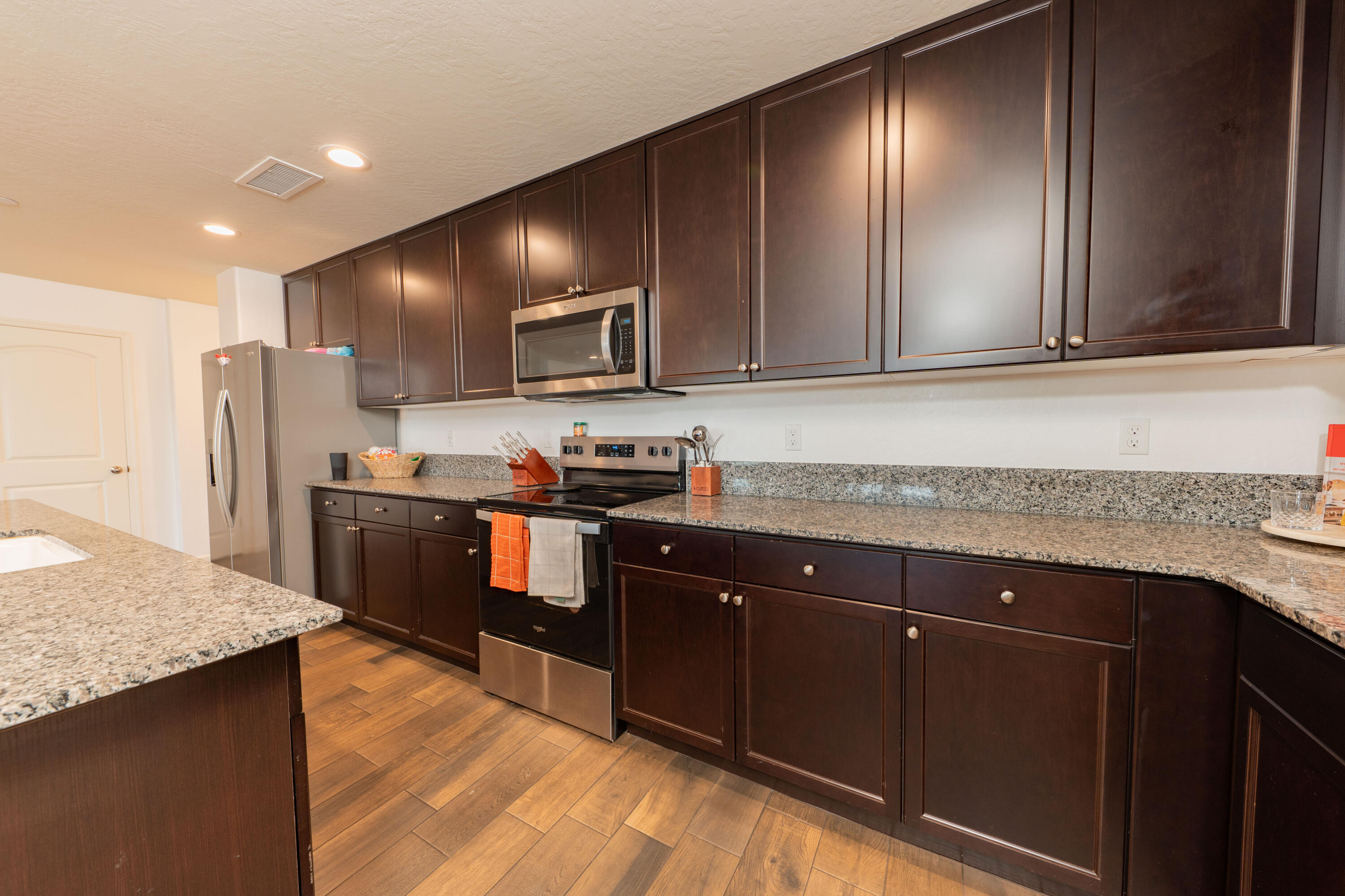 1517 S Barberry Pl, Hanford, CA 93230