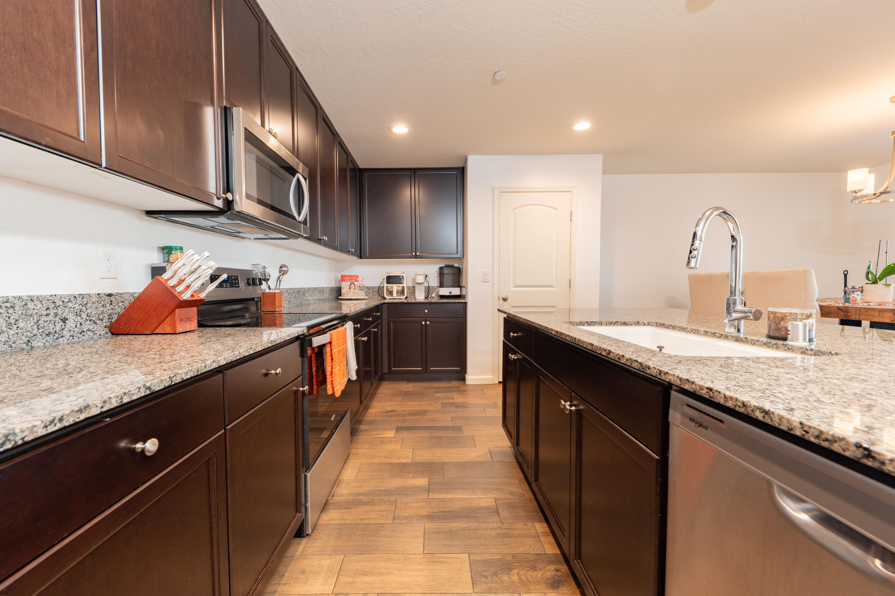 1517 S Barberry Pl, Hanford, CA 93230