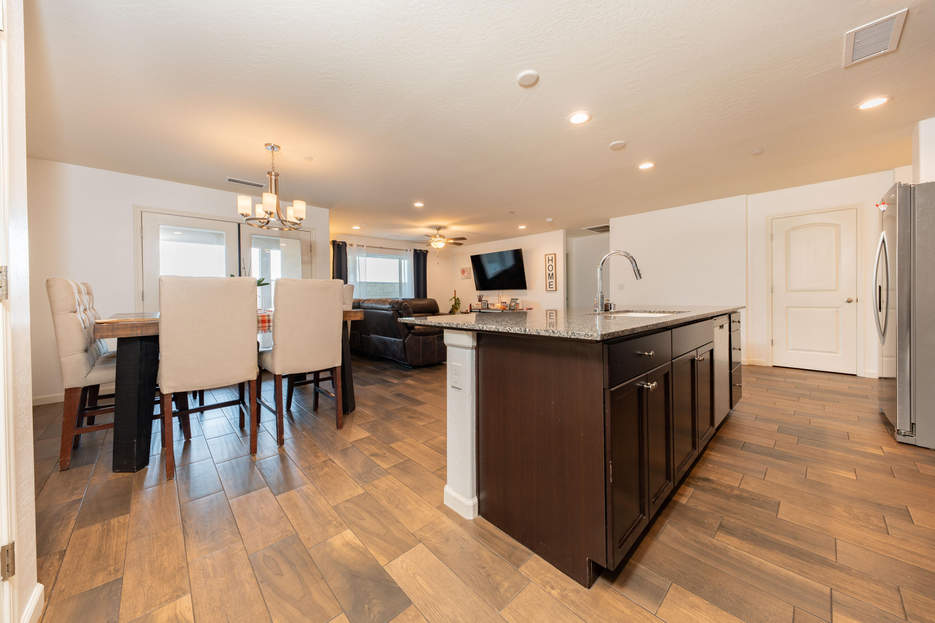 1517 S Barberry Pl, Hanford, CA 93230