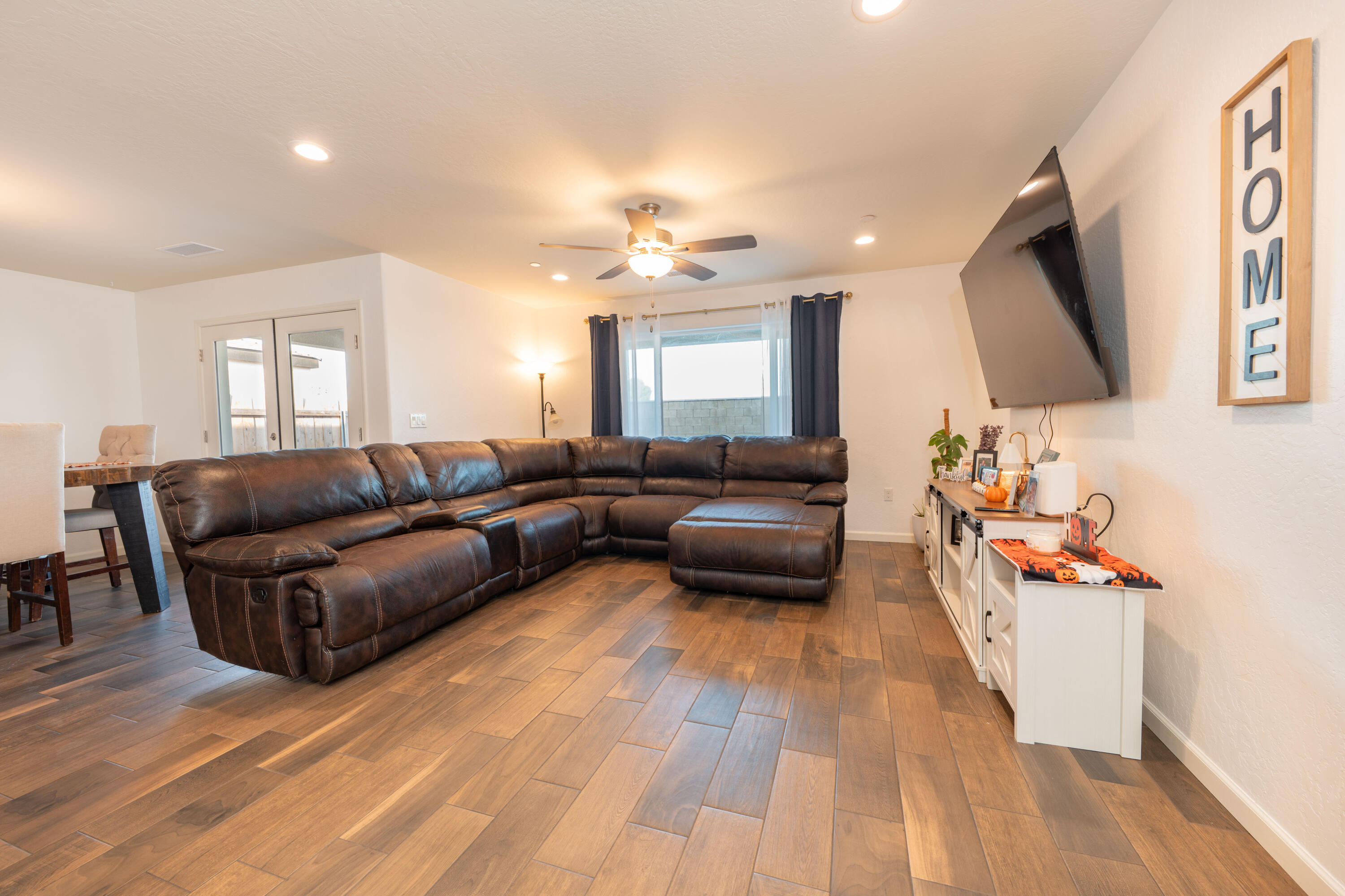 1517 S Barberry Pl, Hanford, CA 93230