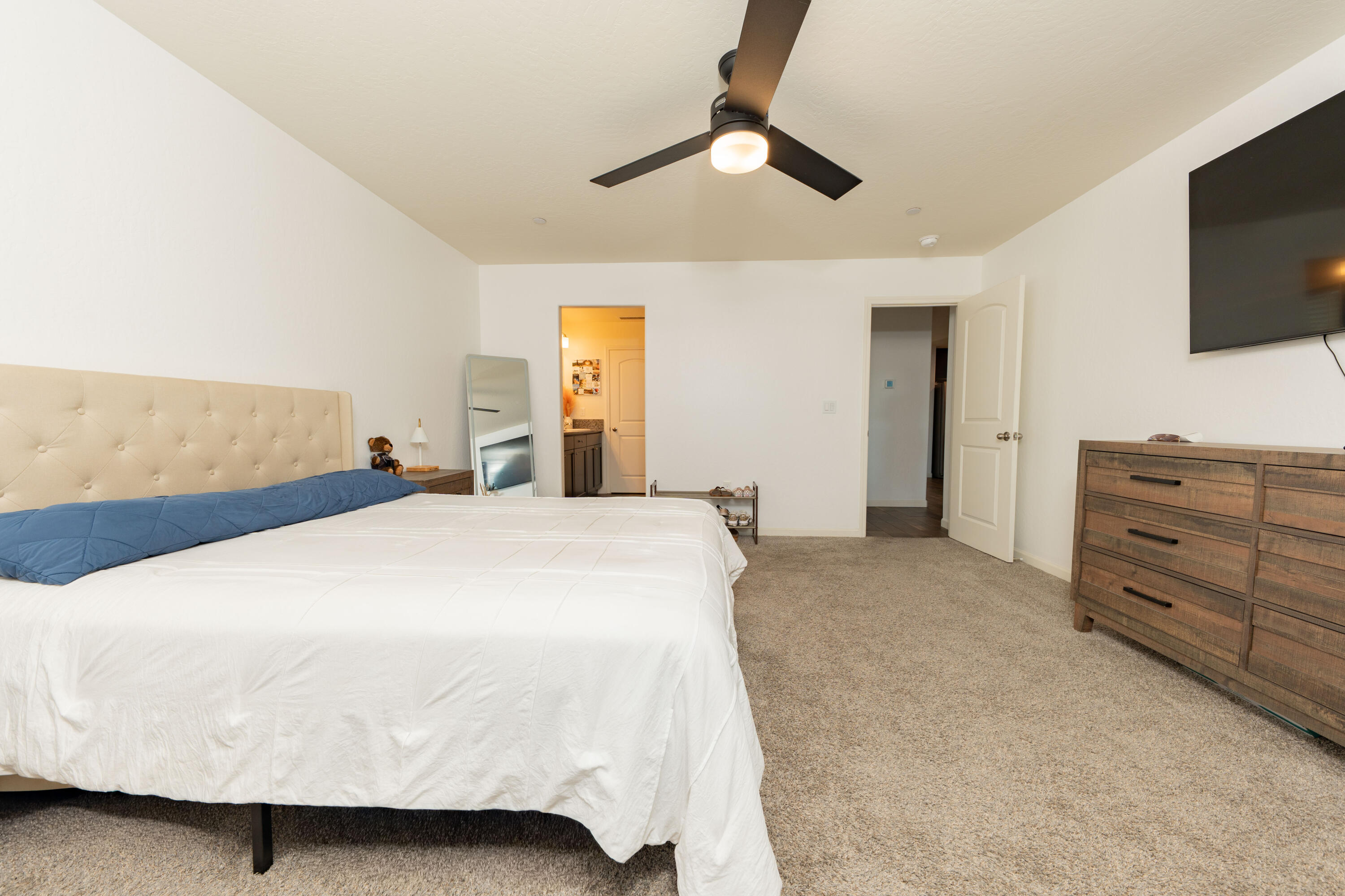 1517 S Barberry Pl, Hanford, CA 93230