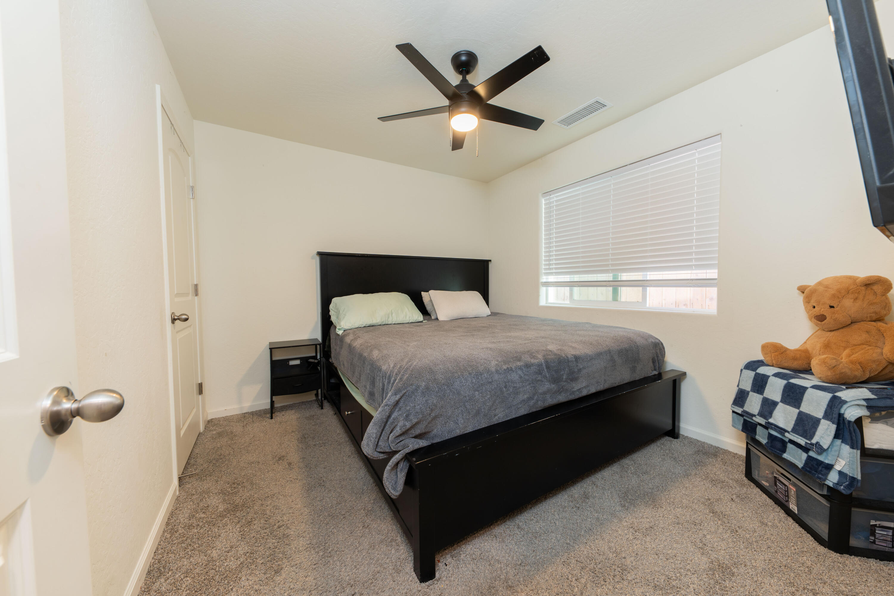 1517 S Barberry Pl, Hanford, CA 93230