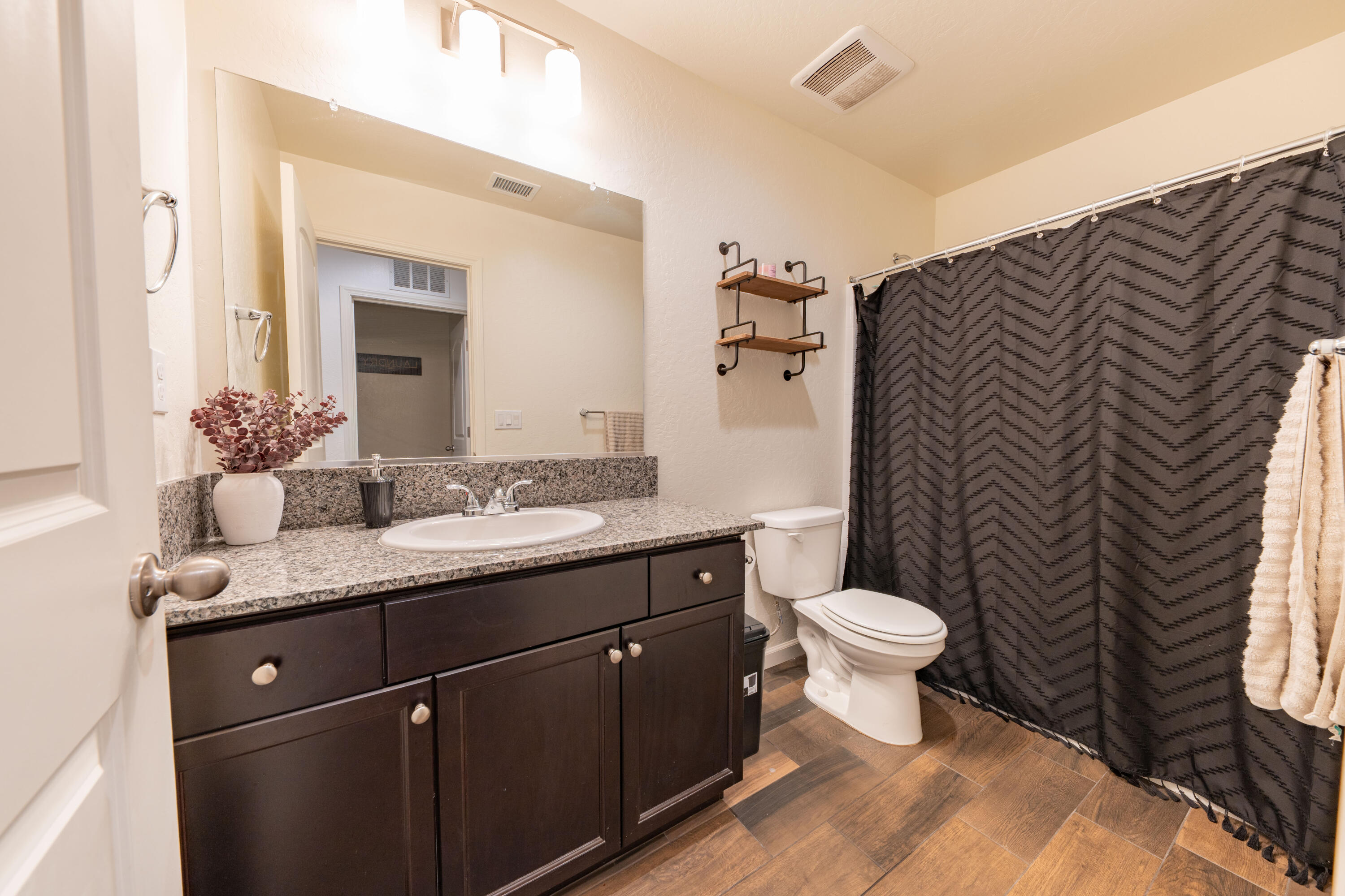 1517 S Barberry Pl, Hanford, CA 93230