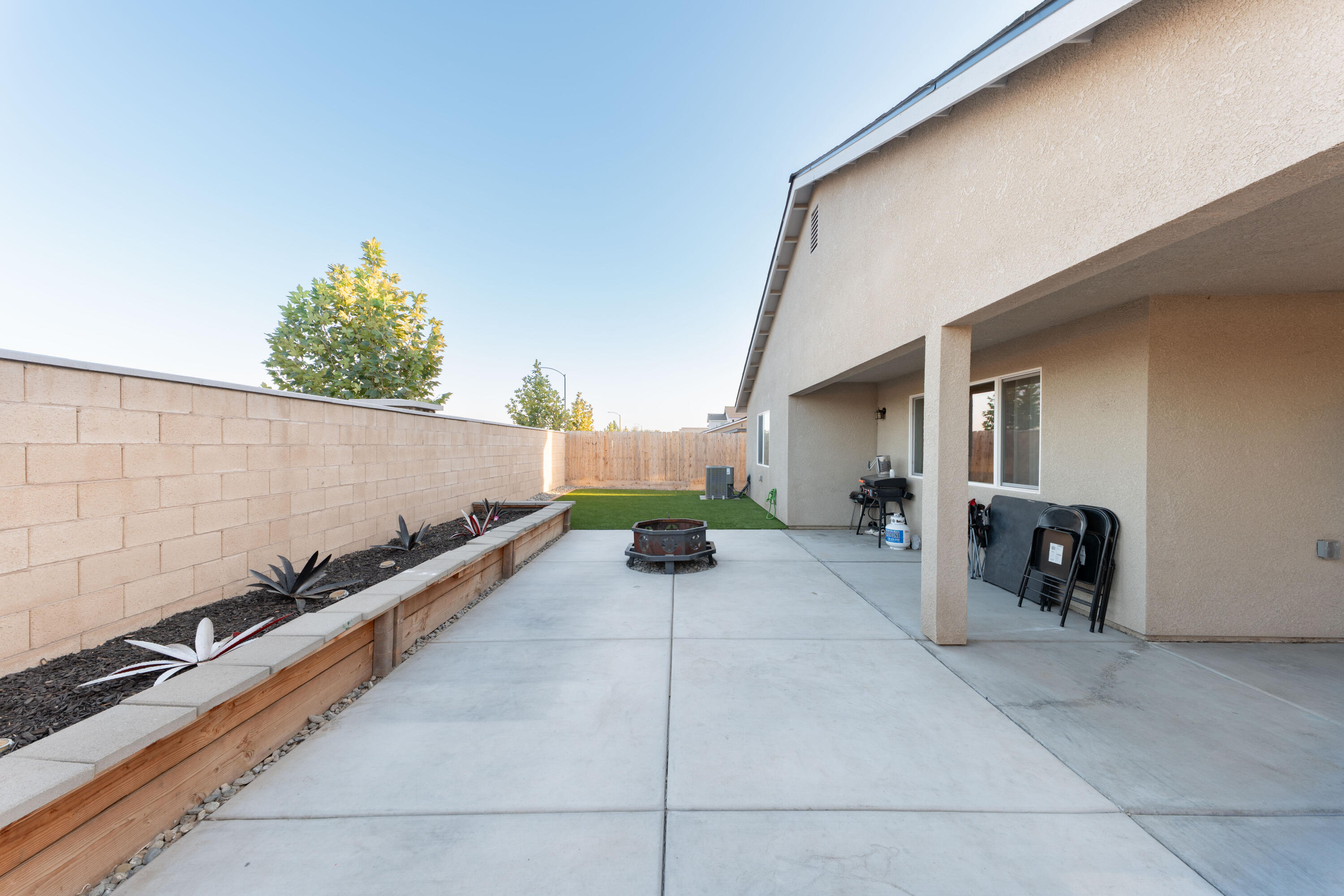 1517 S Barberry Pl, Hanford, CA 93230