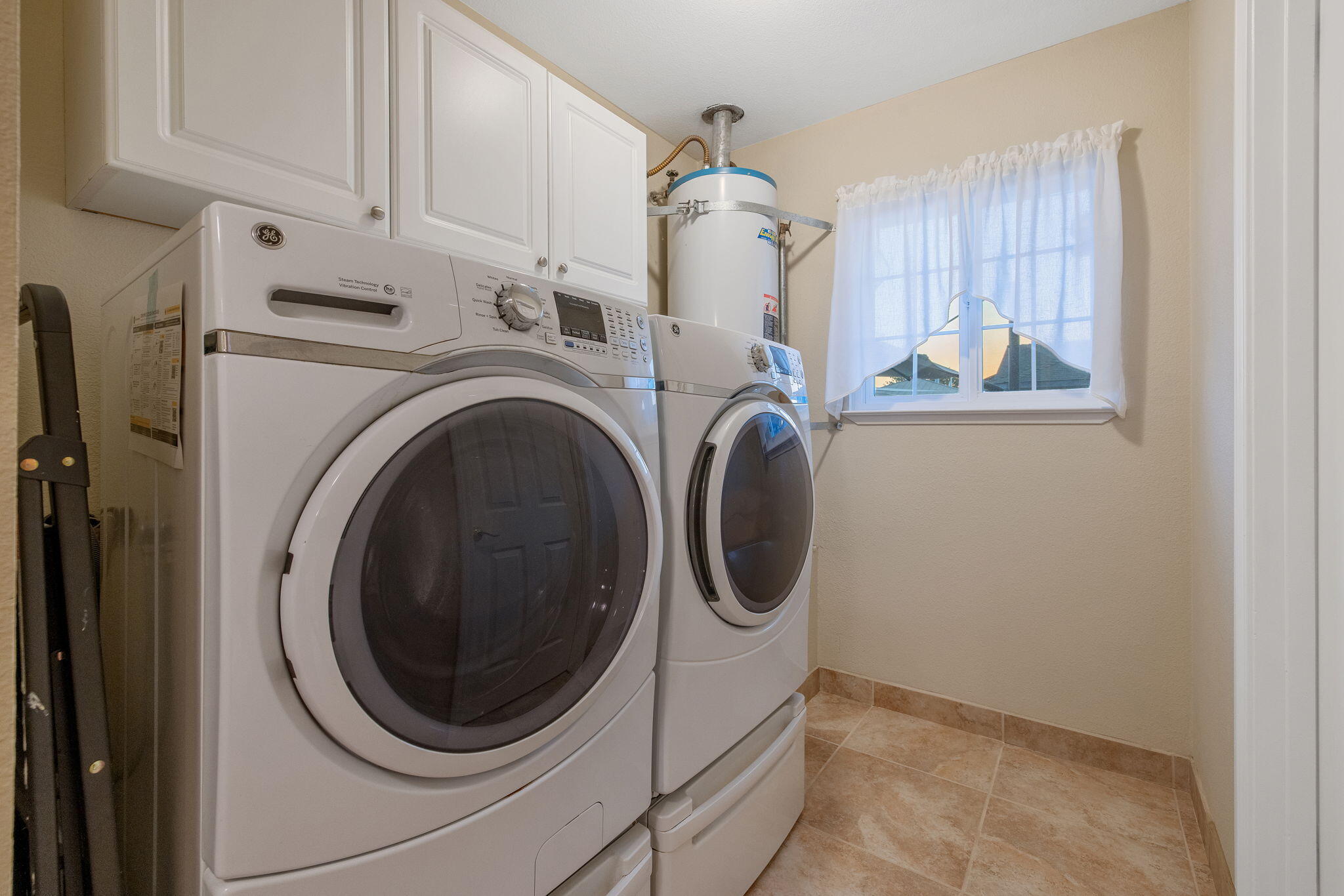 445 Mike Ct, Lemoore, CA 93245
