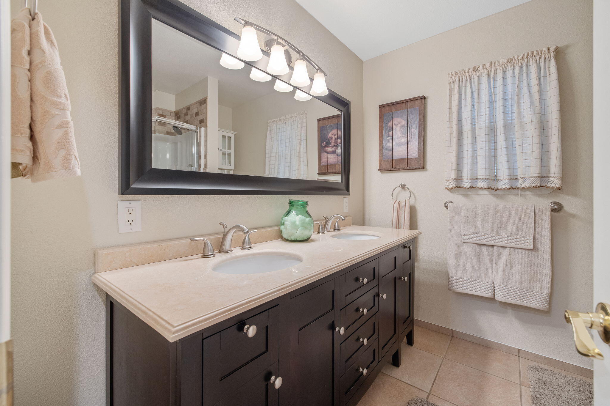 445 Mike Ct, Lemoore, CA 93245