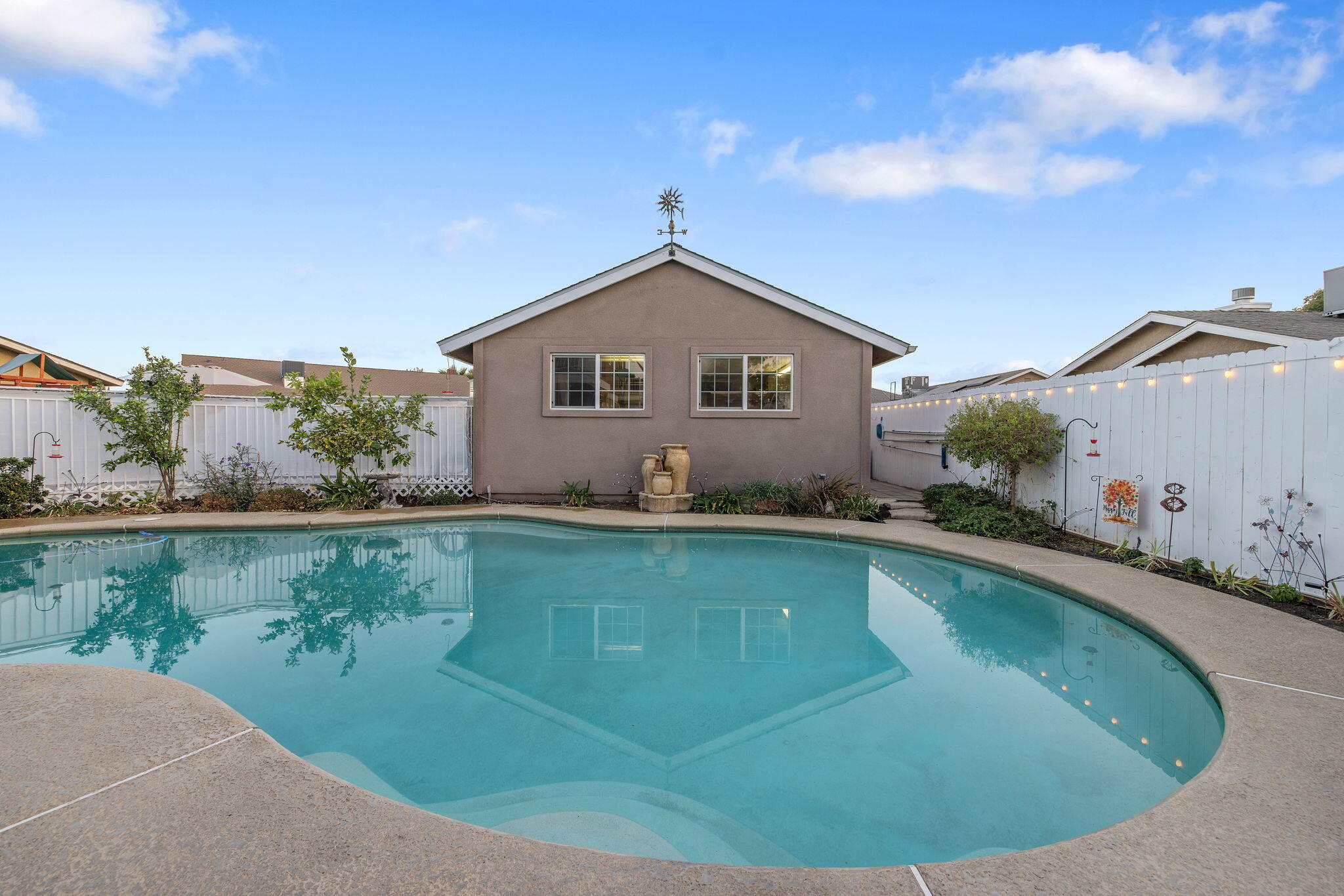 445 Mike Ct, Lemoore, CA 93245